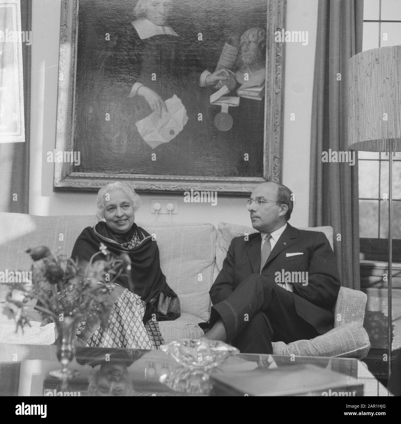 Ministerpräsident Cals und die indische Diplomatin und Politikerin Vijaya Lakshmi Pandit (Schwester des indischen Premierministers Nehru) während eines Empfangs an der Catshuis Frau Vijaya Lakshmi Pandit und Ministerin Präsident Cals im Gespräch Datum: 12. November 1965 Ort: Den Haag, Zuid-Holland Stichworte: Hörspiele, Diplomaten, internationale Beziehungen, Premierminister persönlicher Name: CALs, Jo, Pandit, Vijaya Lakshmi Stockfoto