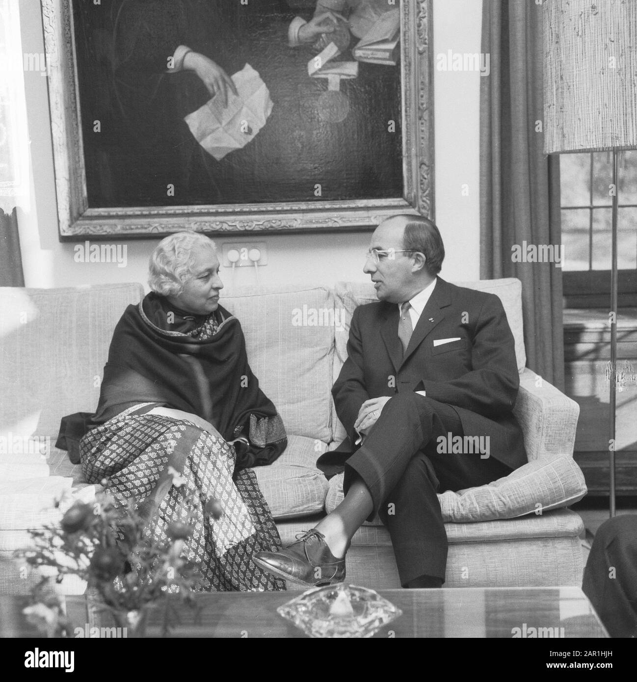 Ministerpräsident Cals und die indische Diplomatin und Politikerin Vijaya Lakshmi Pandit (Schwester des indischen Premierministers Nehru) während eines Empfangs im Catshuis in Den Haag Frau Vijaya Lakshmi Pandit und Ministerin Cals im Gespräch Datum: 12. November 1965 Ort: Den Haag, Zuid-Holland Schlüsselwörter: Hörspiele, Diplomaten, internationale Beziehungen, Ministerpräsidenten persönlicher Name: CALs, Jo, Pandit, Vijaya Lakshmi Stockfoto