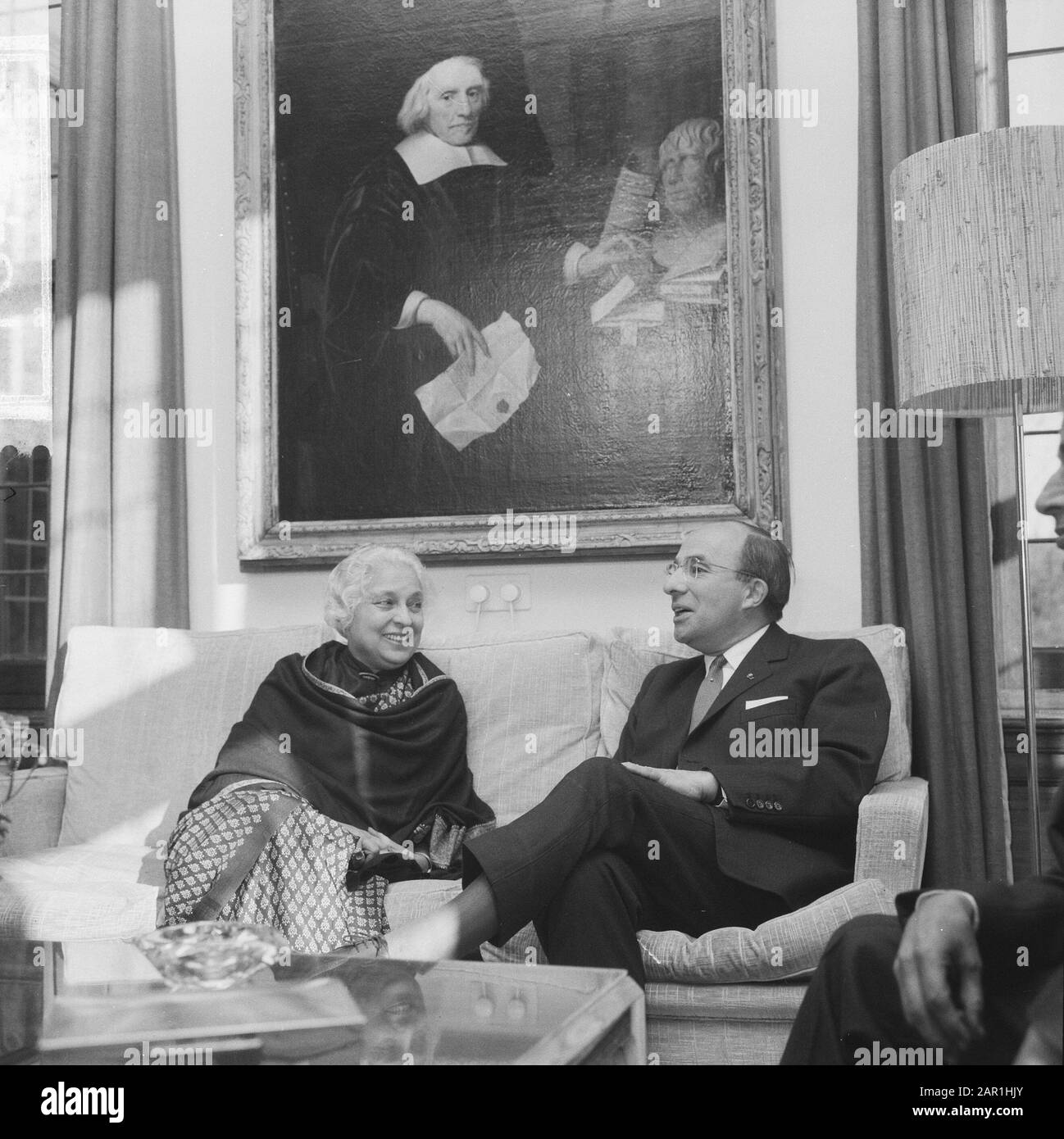Ministerpräsident Cals und die indische Diplomatin und Politikerin Vijaya Lakshmi Pandit (Schwester des indischen Premierministers Nehru) während eines Empfangs im Catshuis in Den Haag Frau Vijaya Lakshmi Pandit und Ministerin Cals im Gespräch Datum: 12. November 1965 Ort: Den Haag, Zuid-Holland Schlüsselwörter: Hörspiele, Diplomaten, internationale Beziehungen, Ministerpräsidenten persönlicher Name: CALs, Jo, Pandit, Vijaya Lakshmi Stockfoto