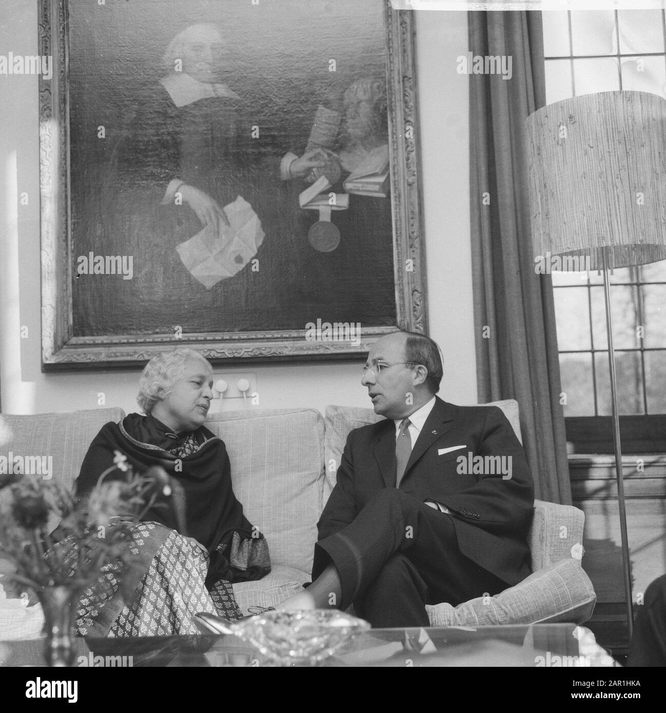 Ministerpräsident Cals und die indische Diplomatin und Politikerin Vijaya Lakshmi Pandit (Schwester des indischen Premierministers Nehru) während eines Empfangs an der Catshuis Frau Vijaya Lakshmi Pandit und Ministerin Präsident Cals im Gespräch Datum: 12. November 1965 Ort: Den Haag, Zuid-Holland Stichworte: Hörspiele, Diplomaten, internationale Beziehungen, Premierminister persönlicher Name: CALs, Jo, Pandit, Vijaya Lakshmi Stockfoto