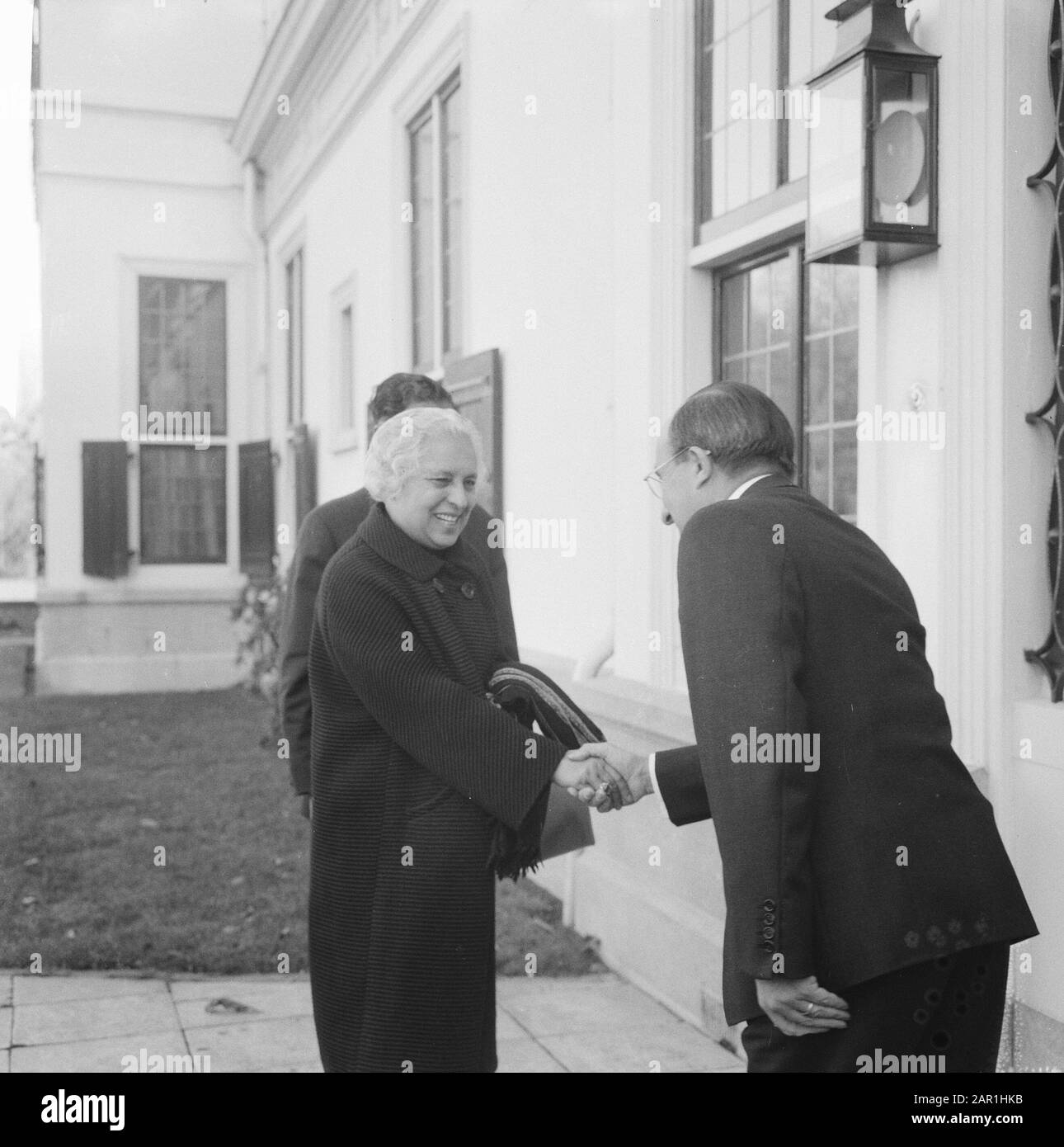 Ministerpräsident Cals und die indische Diplomatin und Politikerin Vijaya Lakshmi Pandit (Schwester des indischen Premierministers Nehru) während eines Empfangs im Catshuis in Den Haag Ministerrätin Cals, während er Frau Vijaya Lakshmi Pandit grüßt Datum: 12. November 1965 Ort: Den Haag, Südholland-Schlüsselwörter: Audienzen, Diplomaten, Händeschütteln, internationale Beziehungen, Premierminister: CALs, Jo, Pandit, Vijaya Lakshmi Stockfoto