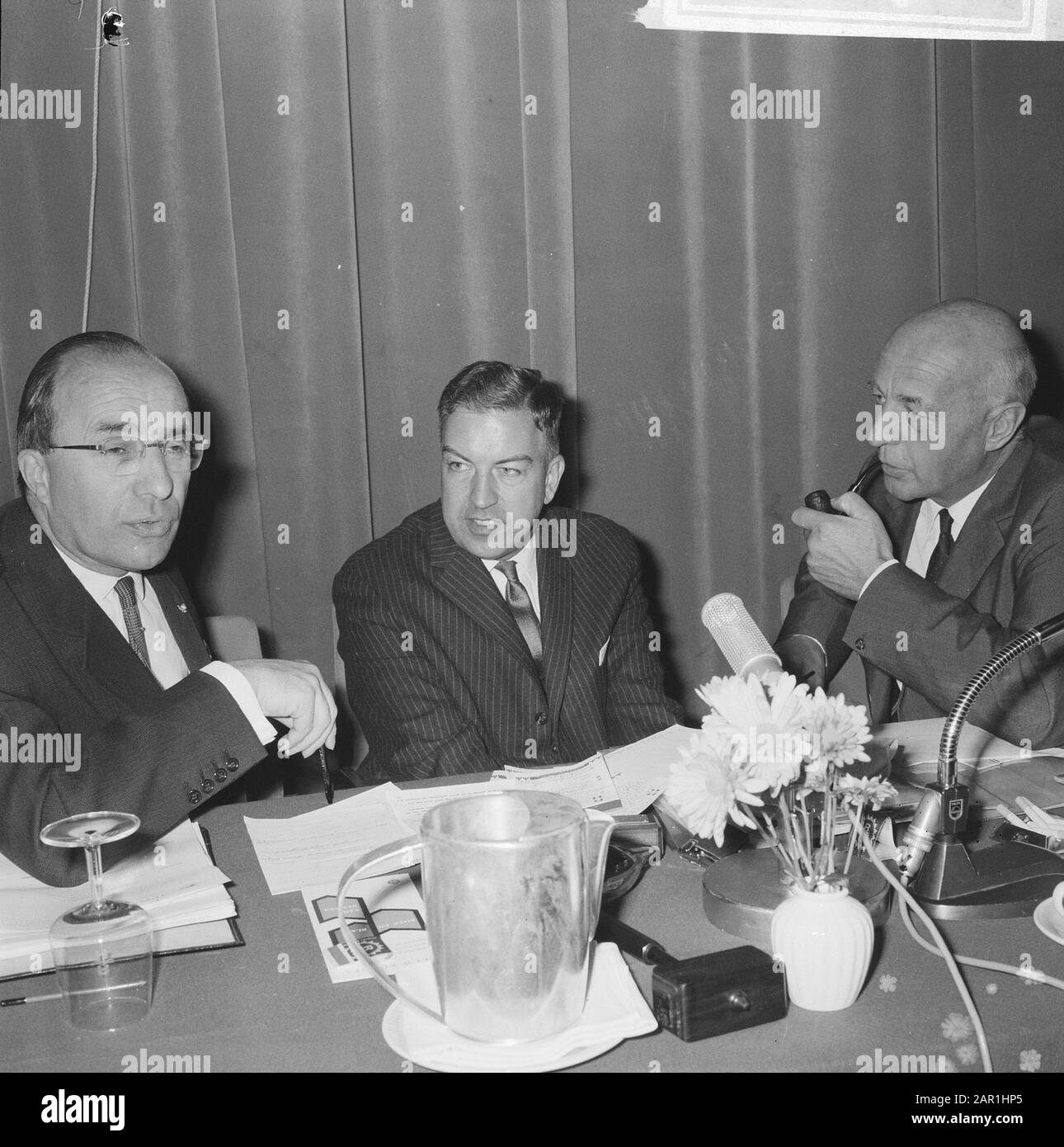 Außerordentlichen Kongress der Europäischen Bewegung in Rotterdam V.l. Ministerpräsident Cals, J.H.C. Molenaar und Dr. Mansholt Datum: 13. November 1965 Ort: Rotterdam, Zuid-Holland Schlüsselwörter: Europäische Vereinigung, Konferenzen, internationale Organisationen, Premierminister persönlicher Name: CALs, Jo, Mansholt, Sicco, Molenaar, J.H.C. Stockfoto