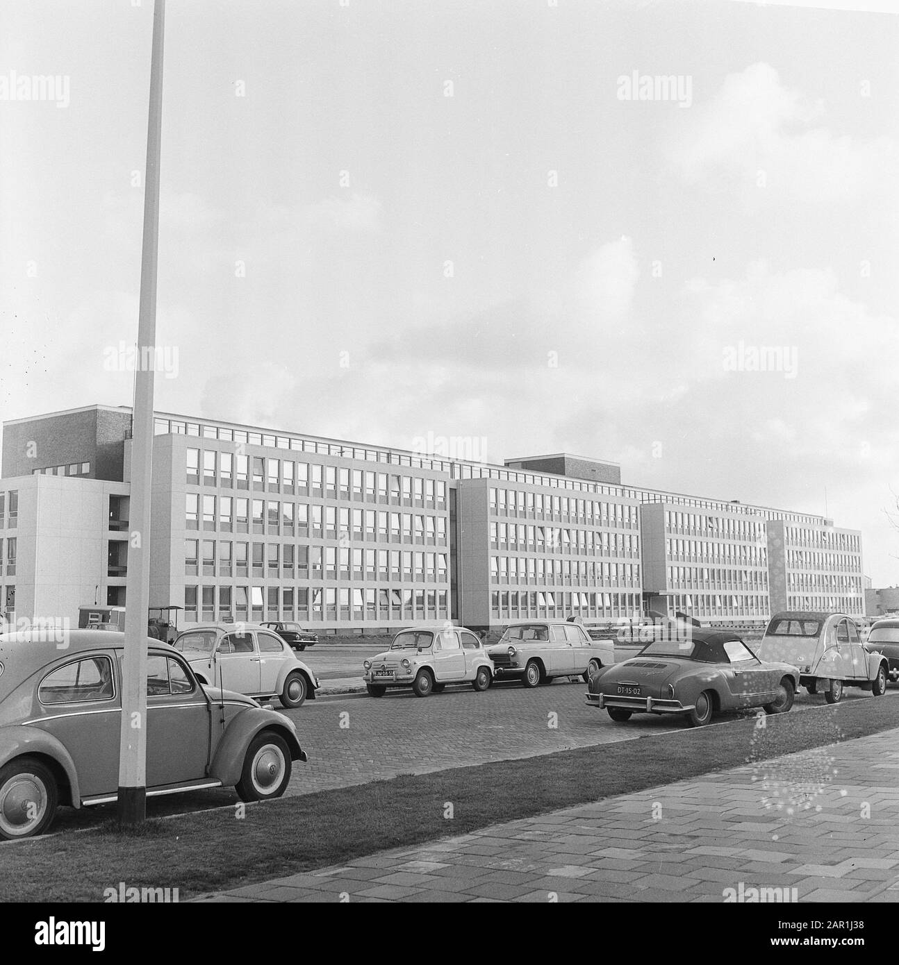 Gebäude für Technische Physik, Außengebäude für Physik Datum: 6. Januar 1966 Schlüsselwörter: PHYSICIES, WISSENSCHAFT, Außenansicht, Gebäude Stockfoto