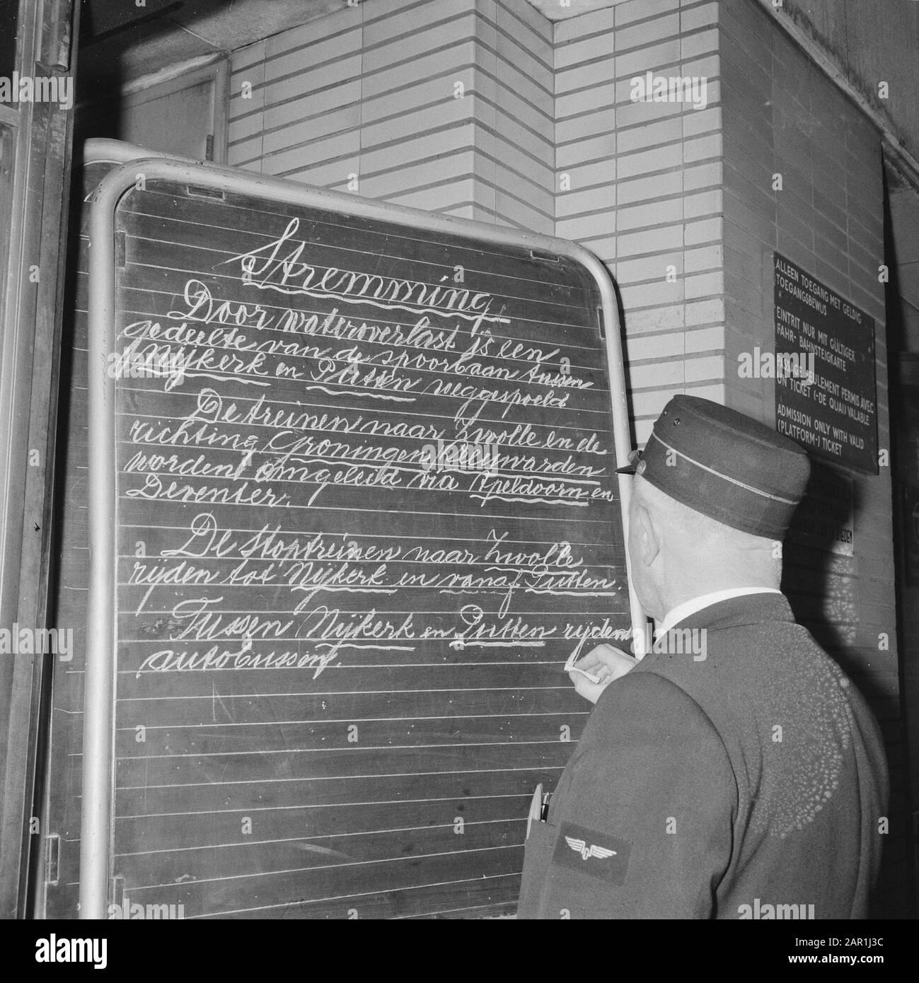 Verstopfung auf der Bahntrasse durch Hochwasser, auf der Tafel vor den Schaltern sind die Änderungen niedergeschrieben Datum: 10. Dezember 1965 Stichwörter: Öffentlicher Verkehr, Schultafeln, Eisenbahn, Hemmungen Stockfoto