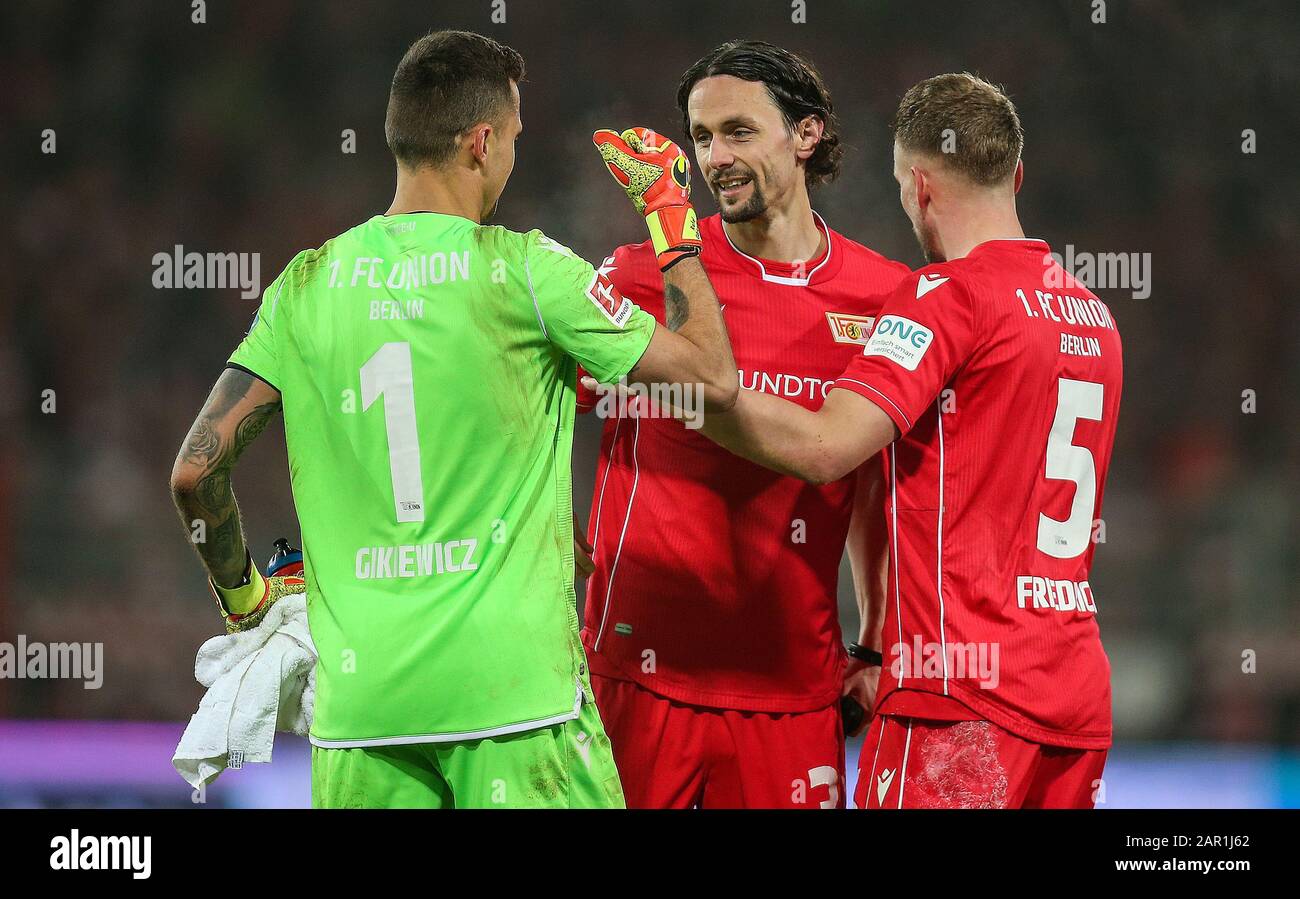 Berlin, Deutschland. Januar 2020. Fußball: Bundesliga, 1. FC Union Berlin - FC Augsburg, 19. Spieltag, An der alten Försterei. Union-Torhüter Rafal Gikiewicz (l-r), Neven Subotic und Marvin Friedrich jubeln nach dem Sieg. Kredit: Andreas Gora / dpa - WICHTIGER HINWEIS: Gemäß den Vorschriften der DFL Deutsche Fußball Liga und des DFB Deutscher Fußball-Bund ist es untersagt, im Stadion und/oder aus dem fotografierten Spiel in Form von Sequenzbildern und/oder videoartigen Fotoserien auszunutzen oder auszunutzen./dpa/Alamy Live News Credit: Dpa Picture Alliance / Alam Stockfoto