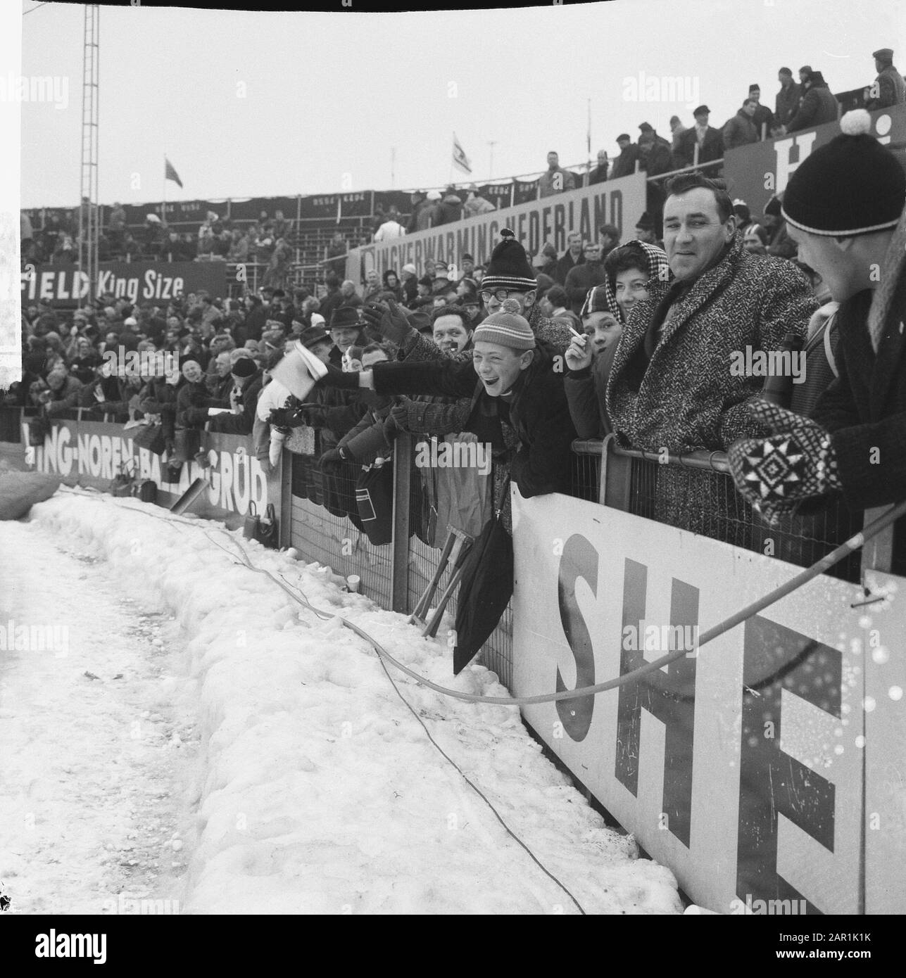 Skating Europameisterschaften in Deventer, Publikum auf Tribüne Datum: 23. Januar 1966 Ort: Deventer Schlagwörter: SCHEATS CHAMPIES, Publikum, steht Stockfoto