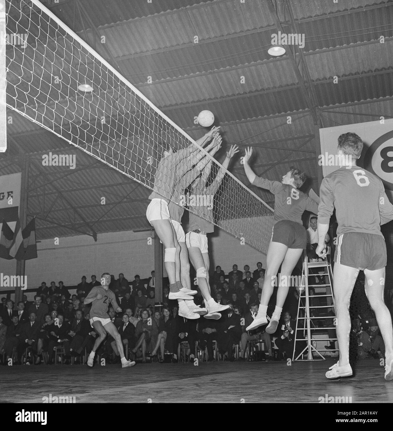 Volleyball Belgien gegen Niederlande 3-2, Spielmoment Datum: 19. Dezember 1965 Standort: Belgien, Niederlande Schlüsselwörter: VOLEBAL Stockfoto