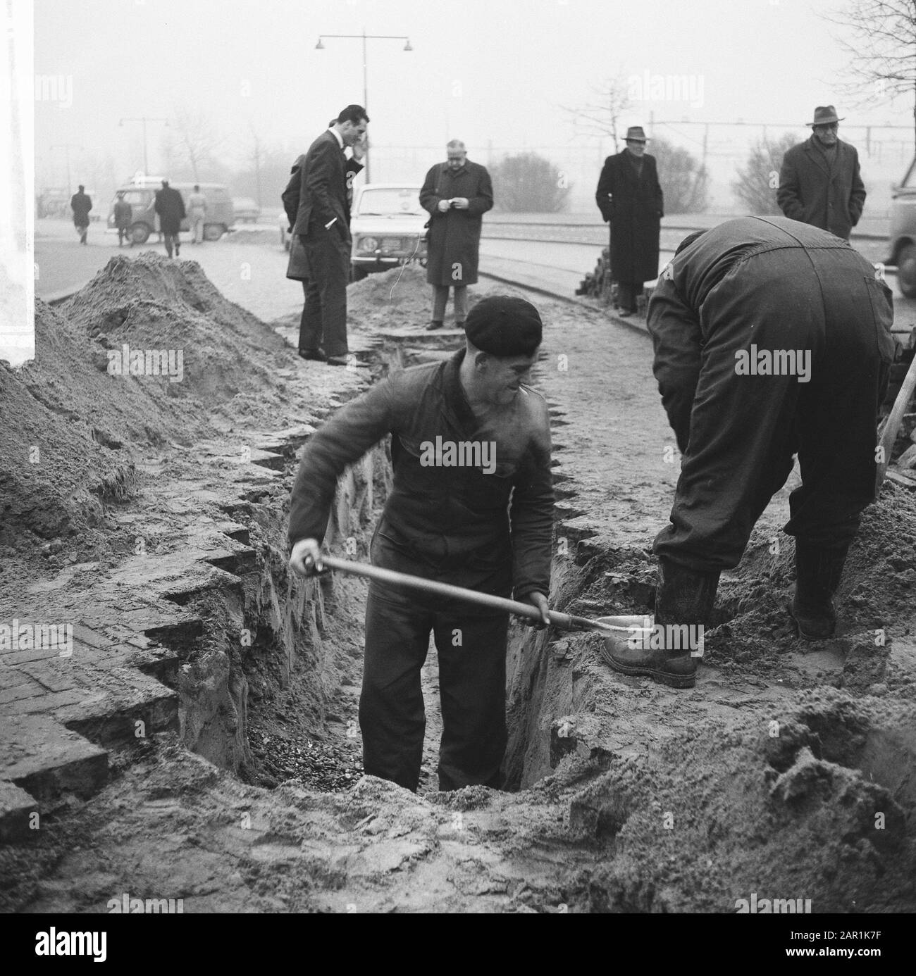Kein Erdgas in Rotterdam-Süd, Mitarbeiter der Gasunie haben mit der Überprüfung des Pipelinedatums zu tun: 26. Januar 1966 Standort: Rotterdam, Zuid-Holland Schlüsselwörter: Erdgasleitungen, Arbeiter Stockfoto