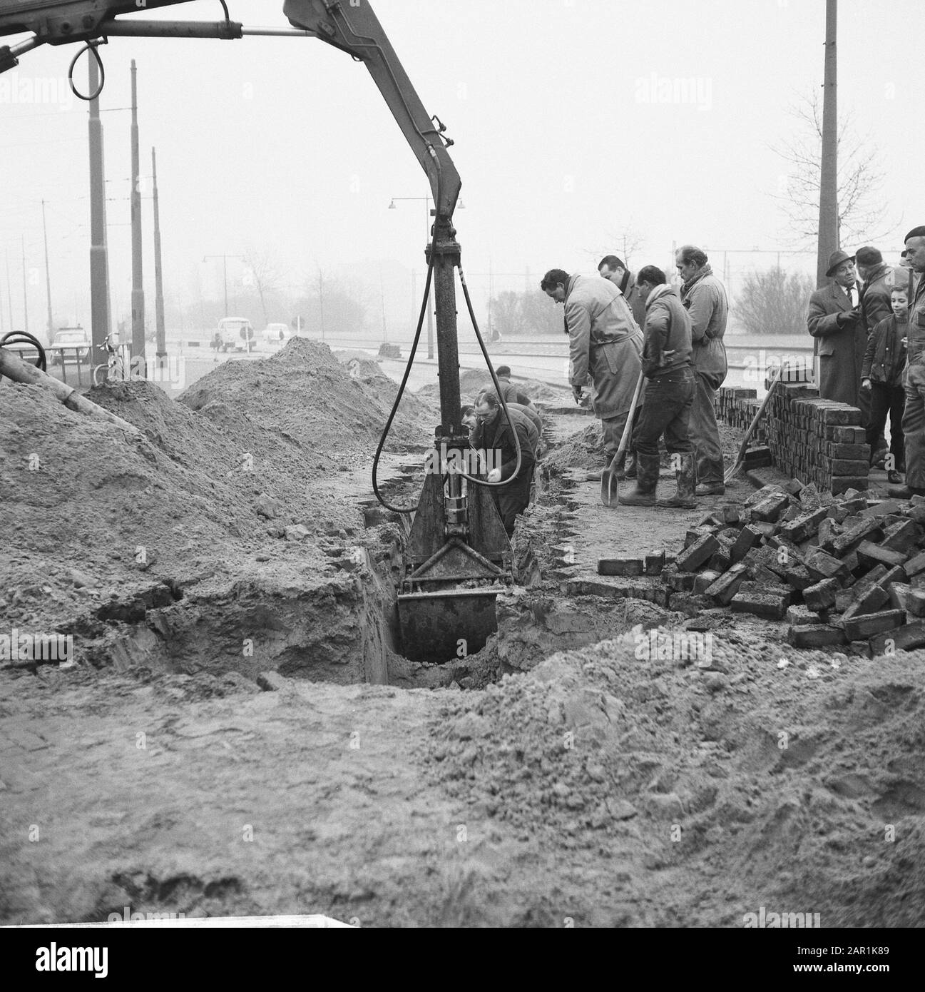 Kein Erdgas in Rotterdam-Süd, Mitarbeiter der Gasunie haben mit der Überprüfung des Pipelinedatums zu tun: 26. Januar 1966 Standort: Rotterdam, Zuid-Holland Schlüsselwörter: Erdgasleitungen, Arbeiter Stockfoto