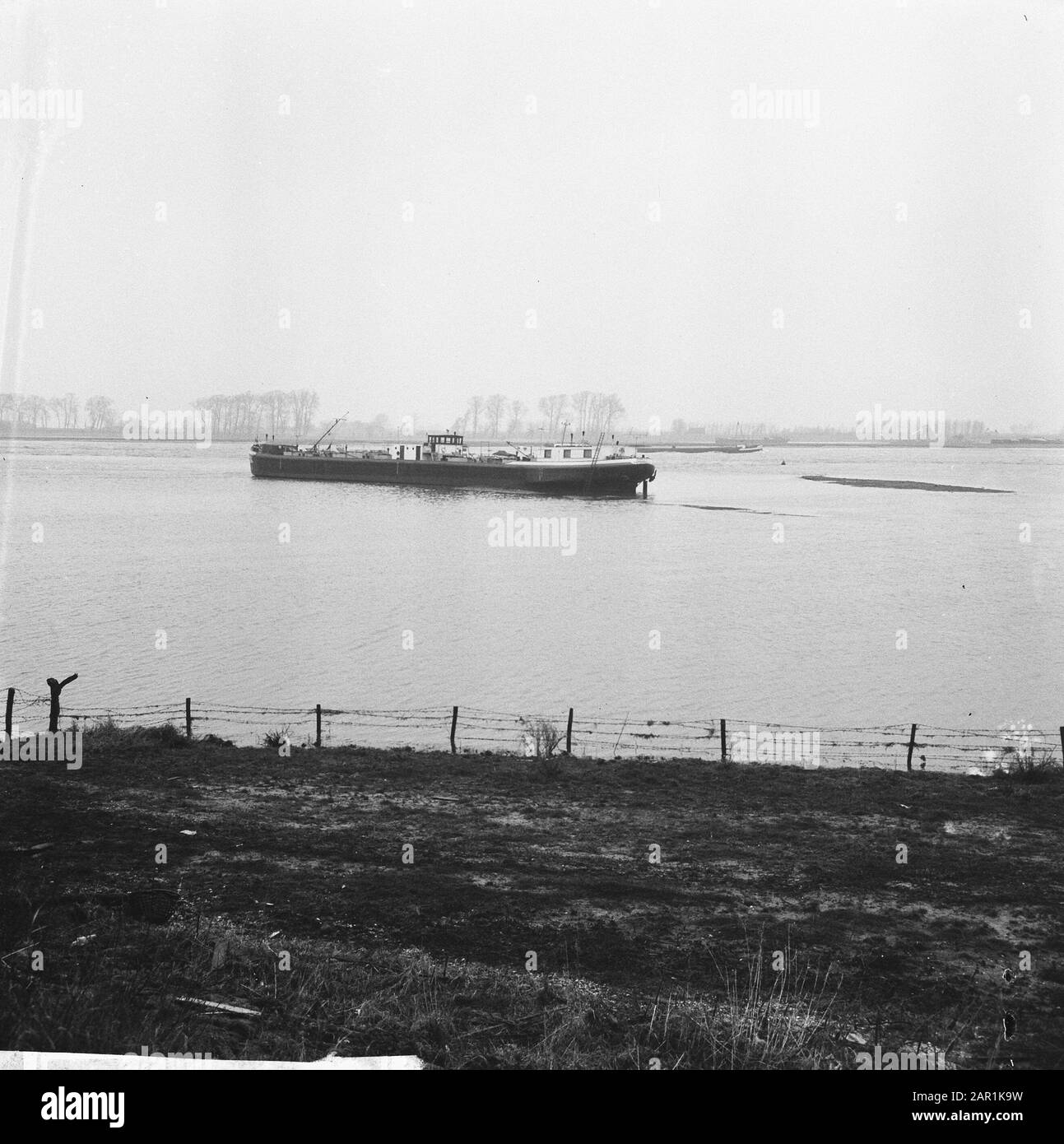 Tankschiff Patria aus Hamburg auf der Weide bei Sint Andries Datum: 27. Januar 1966 Standort: Rossum, Sint Andries Schlüsselwörter: Binnenschiffe, Schiffsunfälle, Tankschiffe, Wiesen Stockfoto