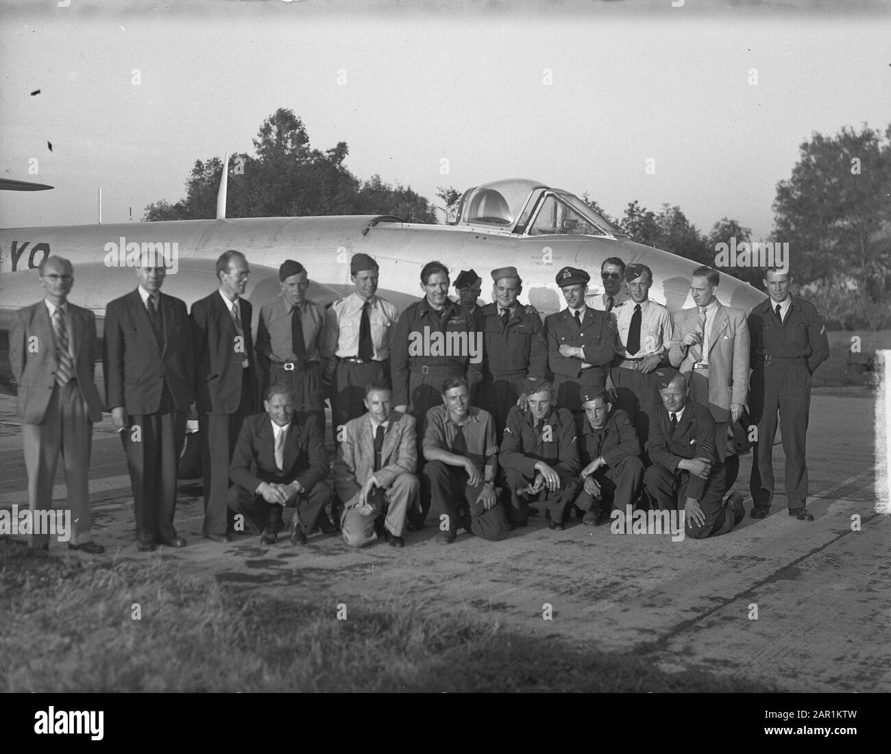 Hoogterecord Major J. L. Flinterman, Flinterman mit Mitarbeitern Datum: 15. August 1949 Schlagwörter: Mitarbeiter persönlicher Name: Flinterman, J.L. Stockfoto