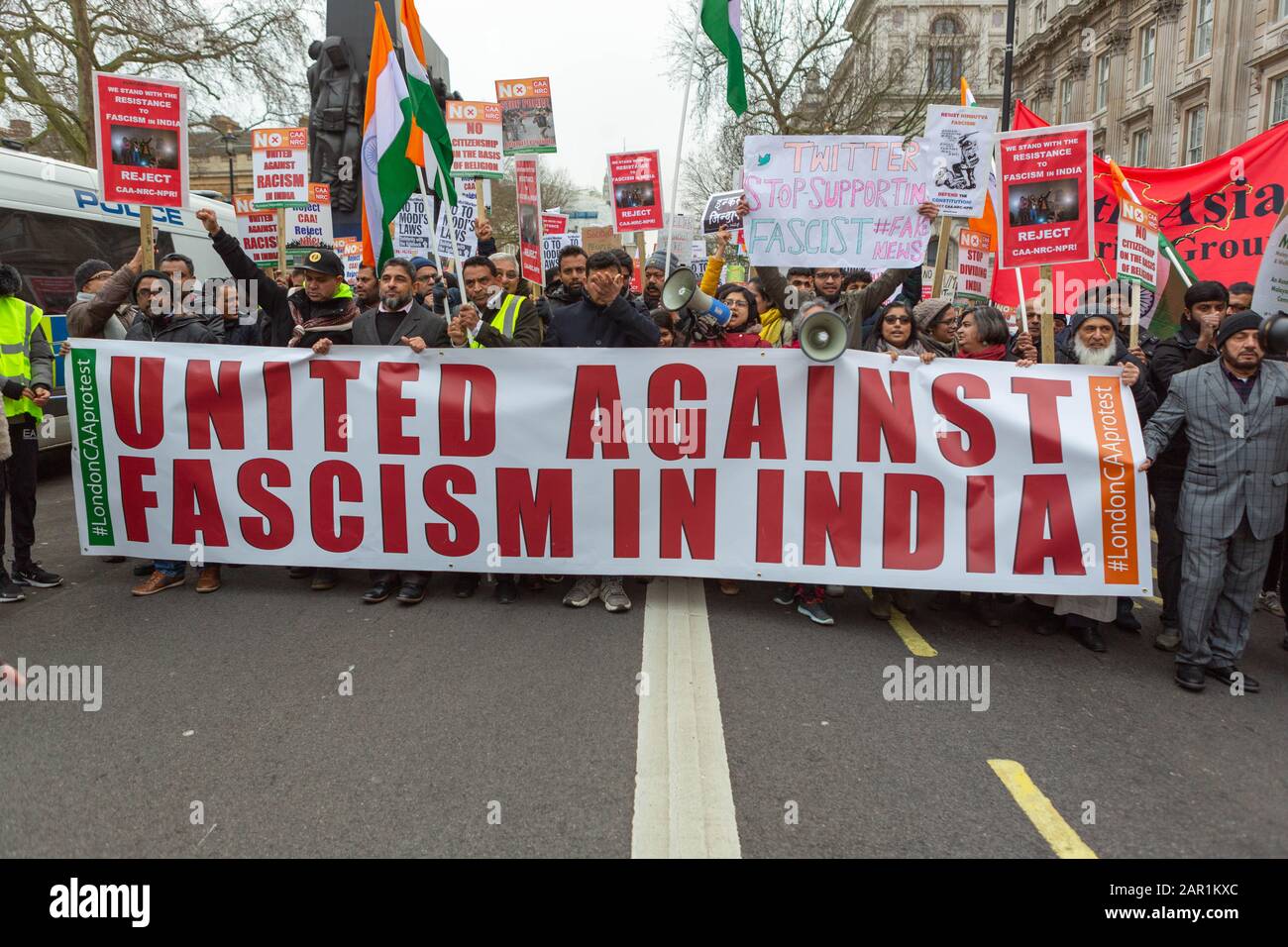 London, Großbritannien. Januar 2020. Demonstranten treffen sich auf der Richmond Terrace, Whitehall, bevor sie zur indischen Hochkommission in Aldwych marschieren. Seit die Regierung Narendra Modi 2014 an die Macht kam, hat sie eine Reihe von Maßnahmen ergriffen, um Indien zu einem exklusiven brahmanischen Hindustaat zu machen, während rechtsextreme Banden, die von ihr gesponsert werden, des Mob-Lynchens und gewalttätiger Angriffe auf Minderheiten beschuldigt wurden. Penelope Barritt/Alamy Live News Stockfoto