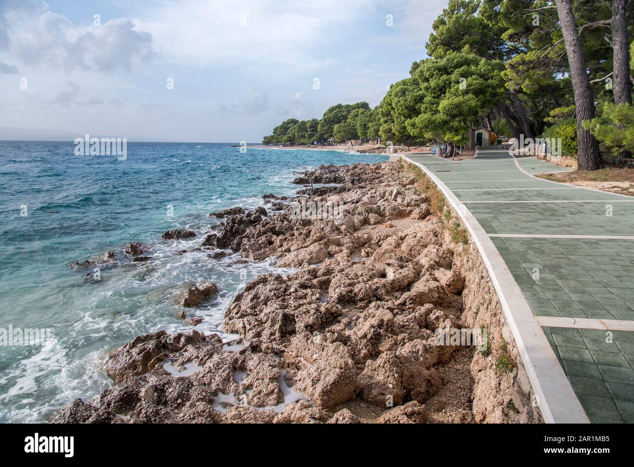 Strand an der Adria im Ferienort Brela, Kroatien, paradiesischer Strand in Brela an der riviera von Makarska, Dalmatien, Kroatien Stockfoto