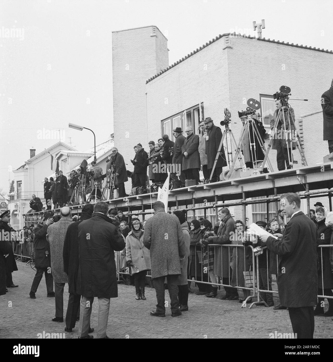 Untertreue-Prinzessin Beatrix en Claus, Fotografen auf Plattform bei Baarn Datum: 17. Februar 1966 Ort: Baarn Schlüsselwörter: PHOTOGRAPHICS, Untertreue, Plattformen, Prinzessinnen persönlicher Name: Beatrix, Prinzessin, Claus, Prinz Stockfoto