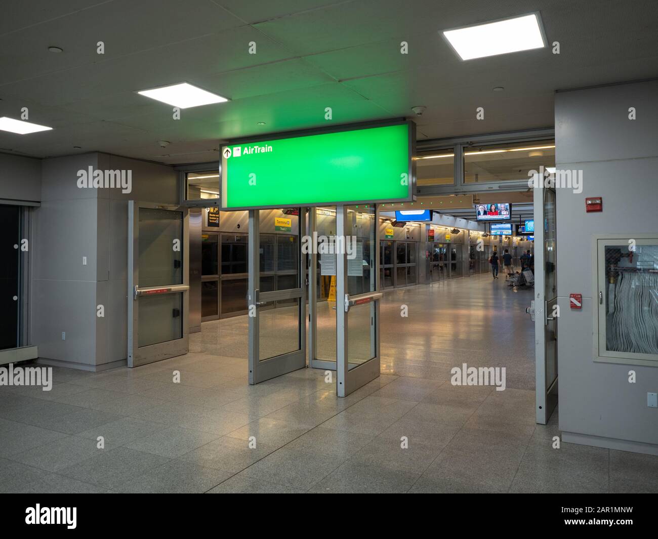 New York, USA - 2. Juni 2019: Der Bahnsteig am JFK-Flughafenterminal 4 in Richtung Jamaica Station. Stockfoto