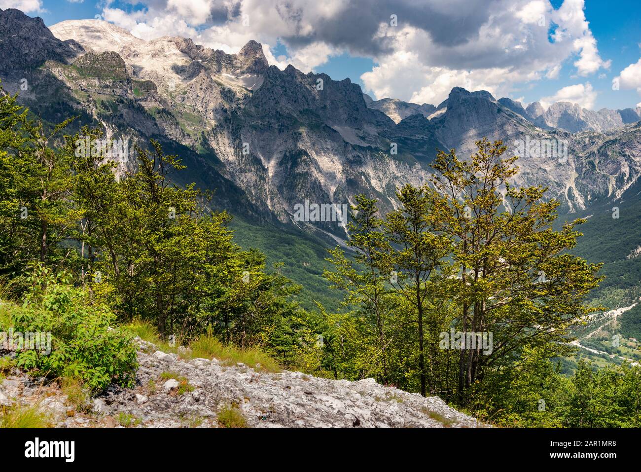 Blick auf das Theth-Tal vom Pass Qafa e Terthores oberhalb von Boga, mit dem Radohima-Massiv im Hintergrund, Nordalbanien. Stockfoto