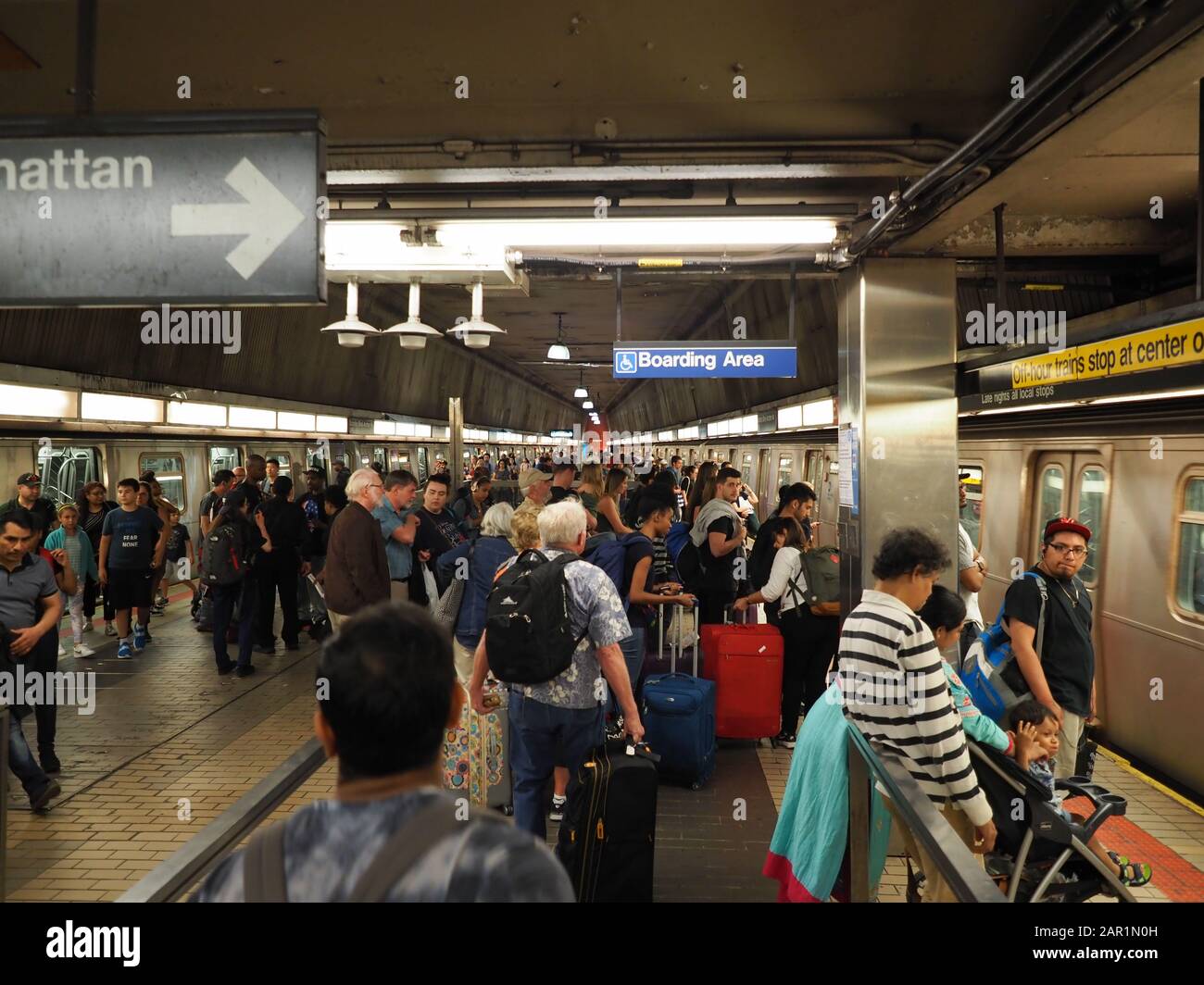 New York, USA - 2. Juni 2019: Eine große Gruppe von Menschen, die vom JFK-Flughafen kommen, nehmen die U-Bahn an der Jamaika-Station in Richtung Manhattan. Stockfoto