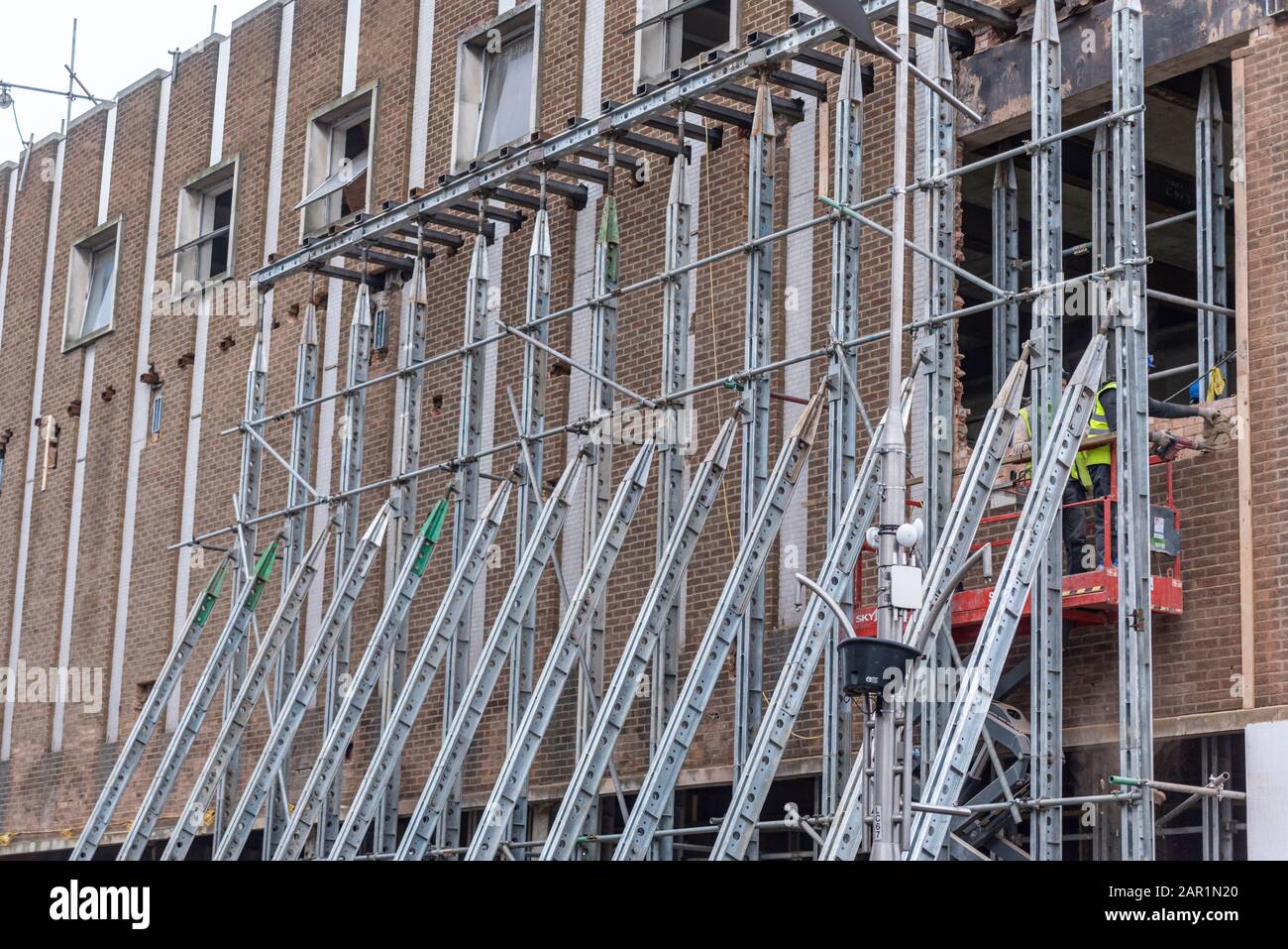 Entwicklung des ehemaligen BHS, British Homes Store, British Home Stores Building in High Street, Southend on Sea, Essex, im Gange. Zu Primark Stockfoto