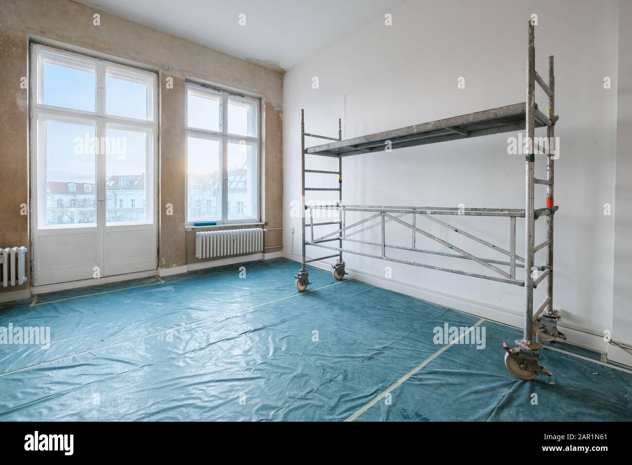 Raum bei Renovierung mit Gerüst - Hauskonzept sanieren Stockfoto