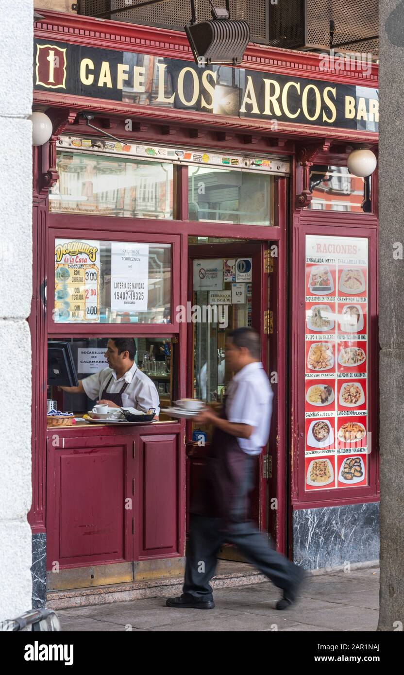 Kellner in einem geschäftigen Café und einer Tapas-Bar in der Ecke des Plaza Mayor, Madrid, Spanien. Stockfoto