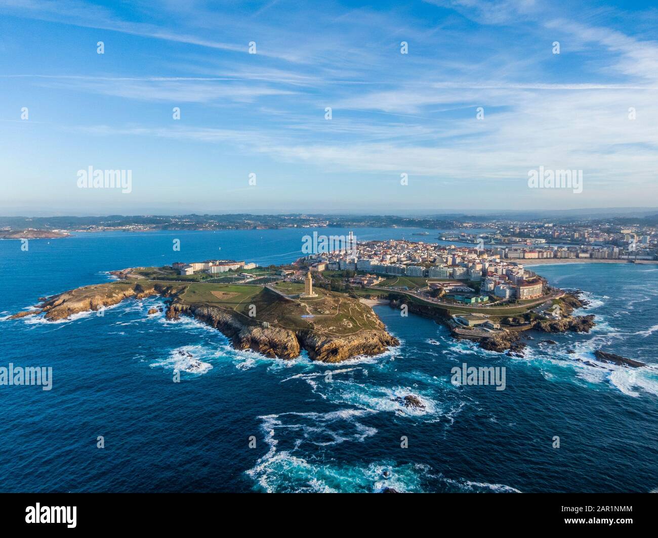 Luftaufnahme einer Küstenstadt der Coruna und des Hercules-Turms, Galicien Stockfoto
