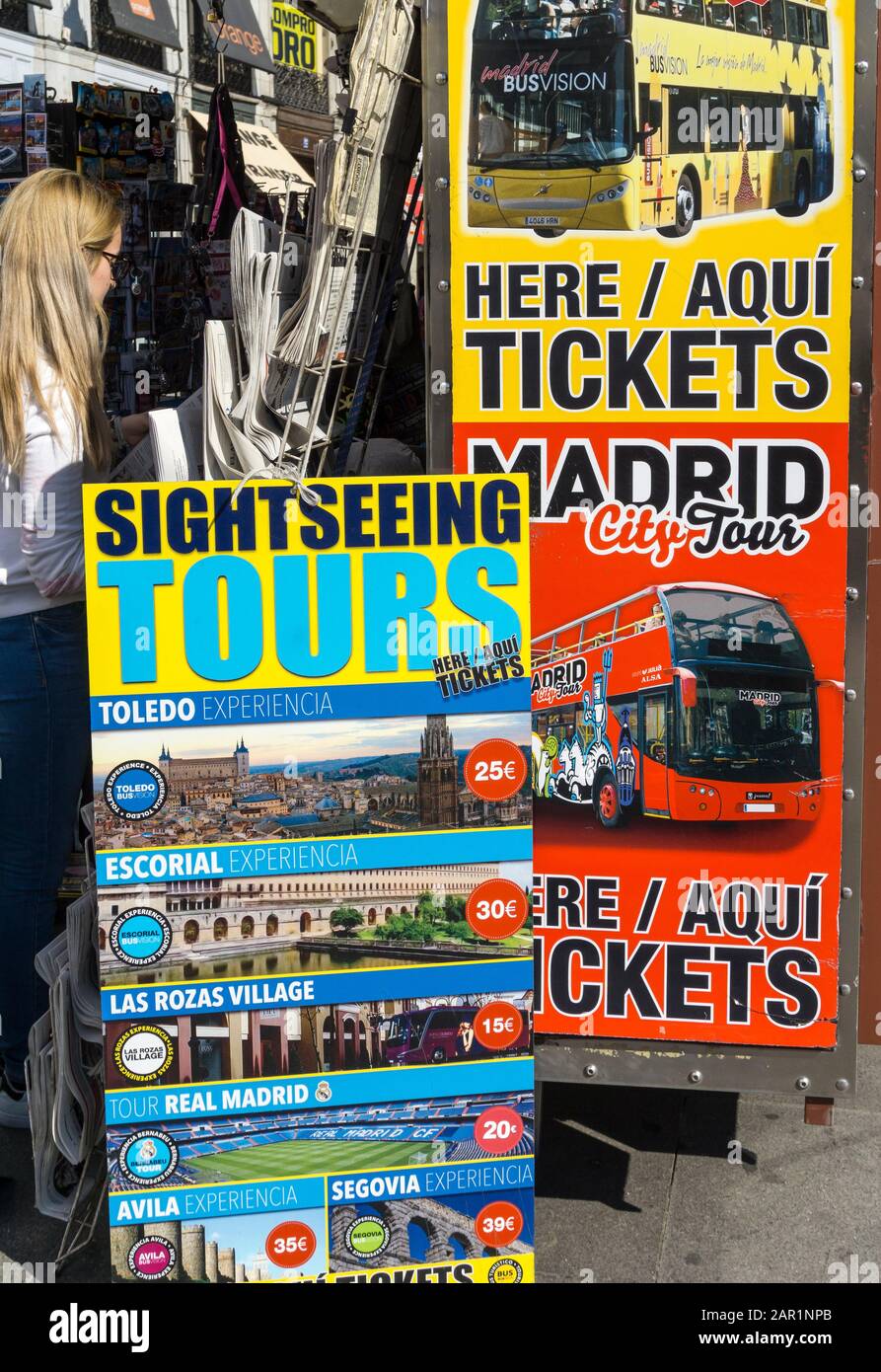 Schilder Werbetickets für Stadtrundfahrten usw. vor einem Zeitungskiosk im Zentrum von Madrid, Spanien Stockfoto