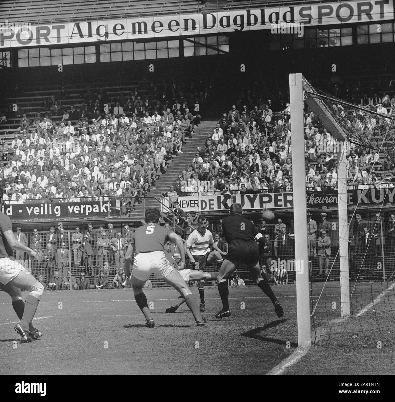 Feyenoord gegen MVV 2-1 Moulijn ist durchbrochen, Haenen, (Nummer 5), Torhüter Korver en Tonaer (MVV) Datum: 22. Mai 1966 Ort: Rotterdam-Schlüsselwörter: Sport, Fußball Personenname: Korver, Französisch], Moulin, Coen Institutionename: Feyenoord, MVV Stockfoto
