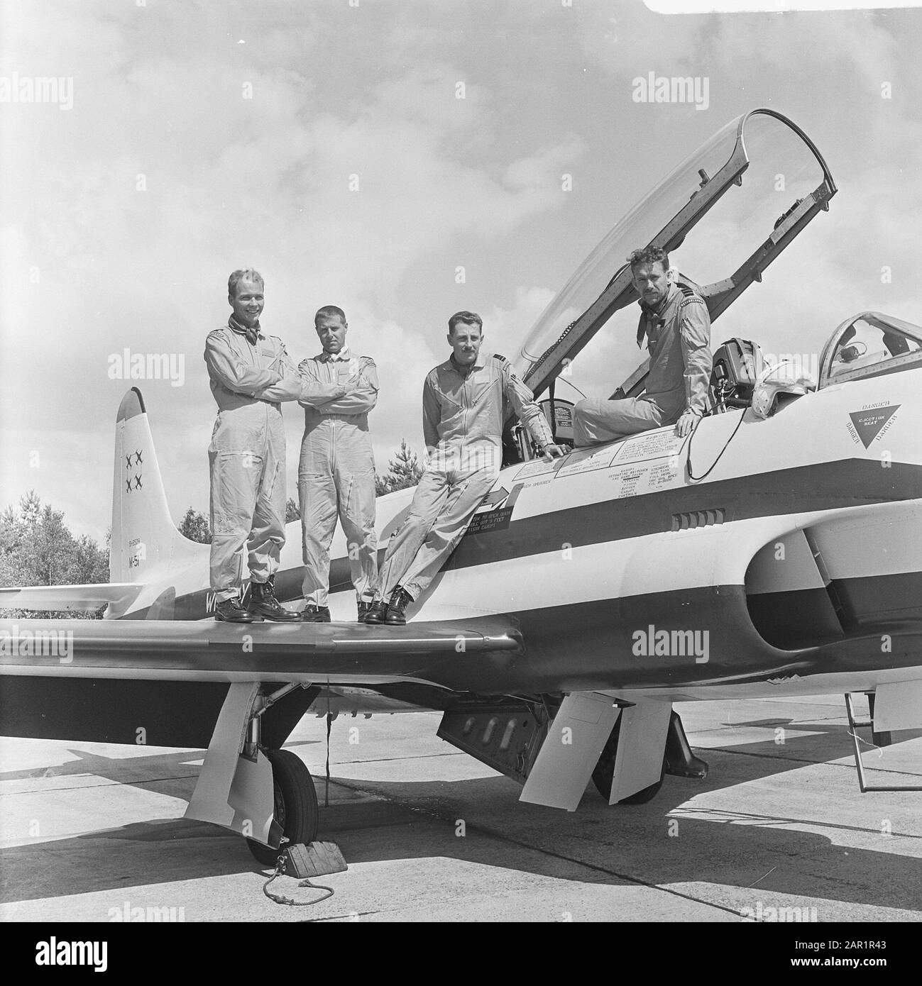 Dutch Stunt Team Whisky Vier zehn Jahre, das Team auf einer ihrer Truhen Datum: 22. Juni 1966 Schlüsselwörter: Stunt Teams Stockfoto