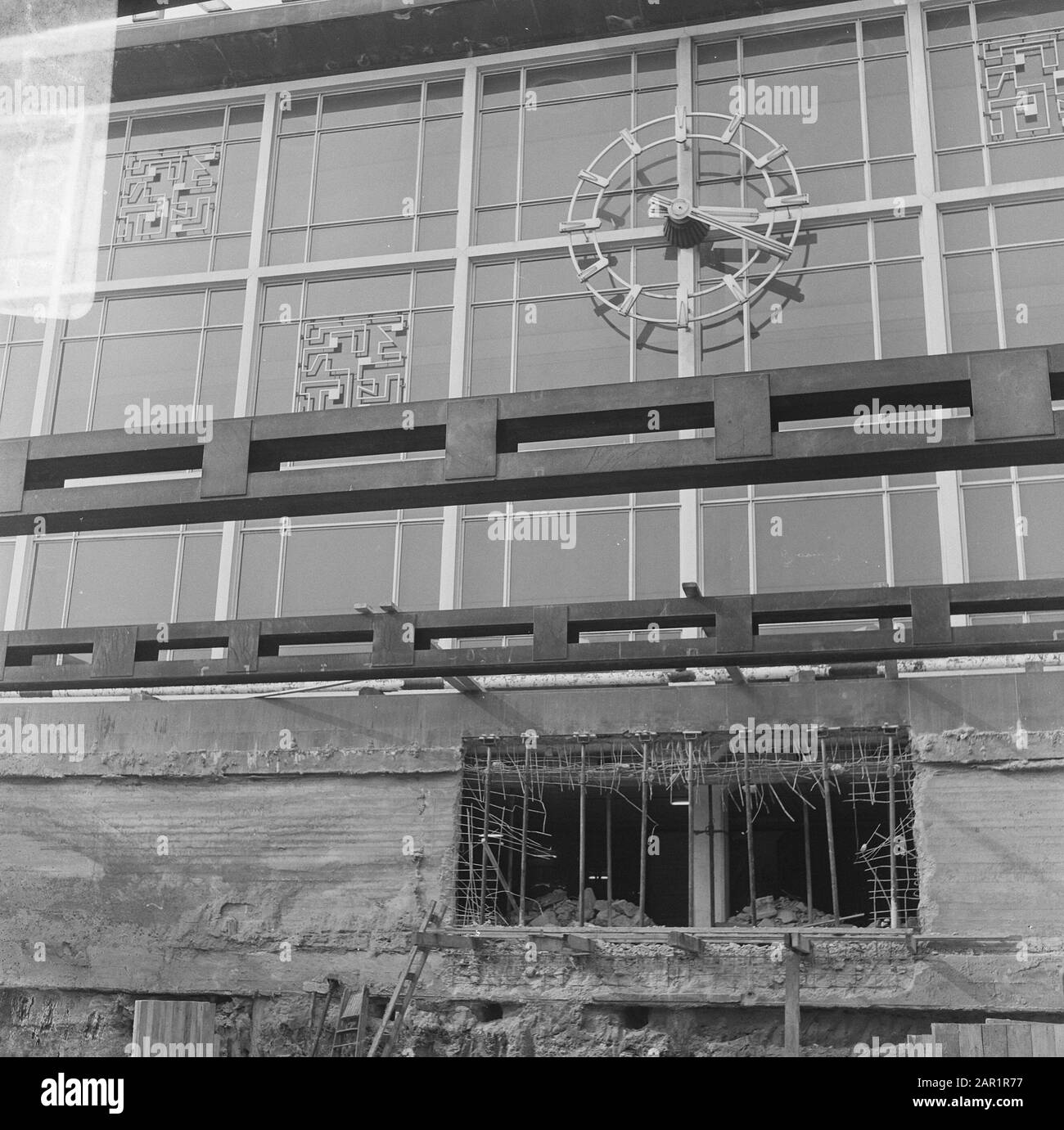 U-Bahnhof Work Centraal Rotterdam, Ausfahrt (oder Einfahrt) unter dem Hauptbahnhof, grundlegende Formen der Treppe Datum: 5. april 1966 Standort: Rotterdam, Zuid-Holland Schlüsselwörter: Trappen, Arbeit, Umwege, Stationen Stockfoto