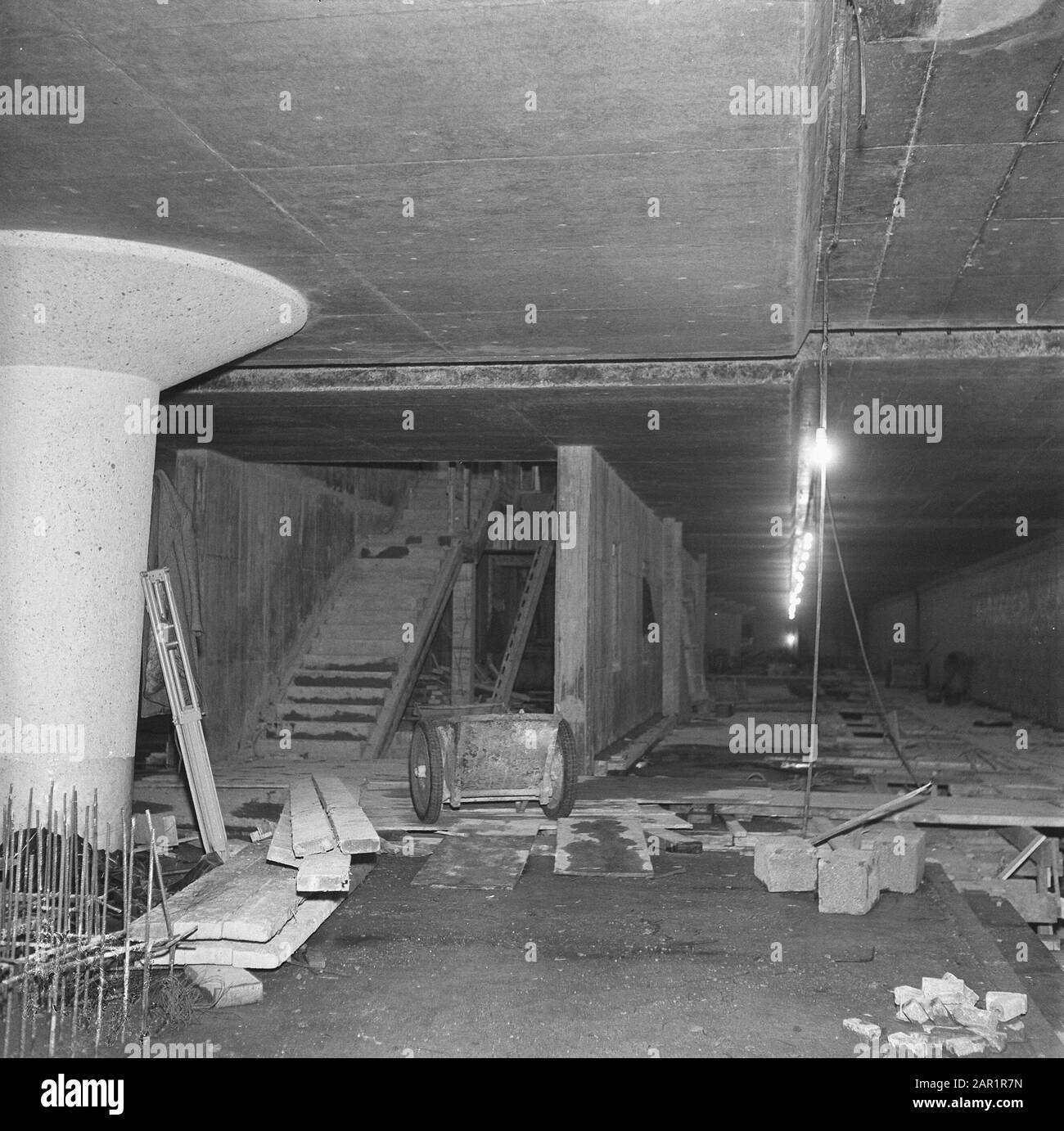 Aktivitäten Centraal U-Bahnhof Rotterdam Datum: 5. april 1966 Standort: Rotterdam, Zuid-Holland Schlüsselwörter: Arbeit, U-Bahnen, Stationen Stockfoto