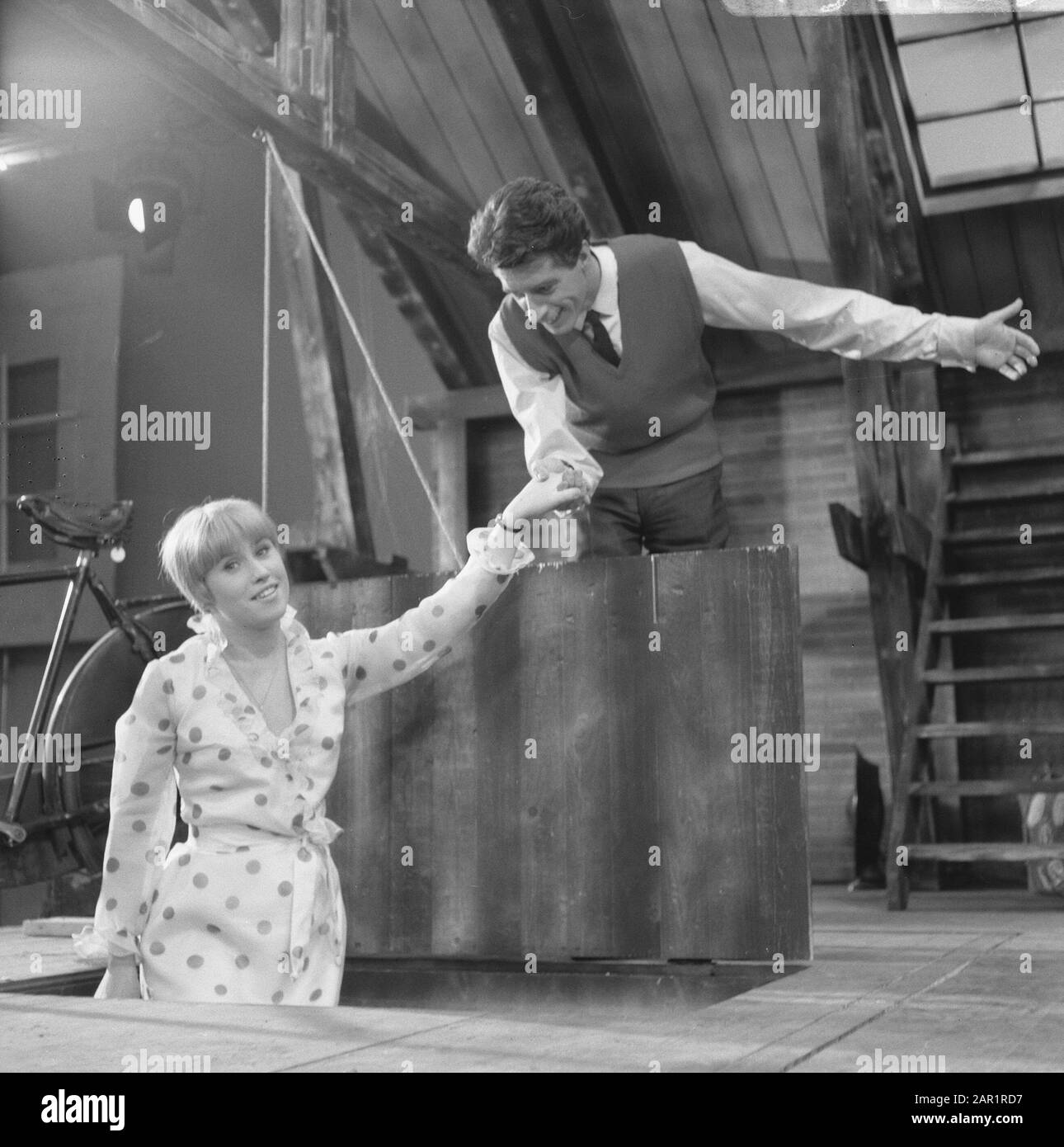 Rudi Carrell TV-Show, Rudi Carrell und Jenny Arean Datum: 19. April 1966 Schlagwörter: TV-Shows persönlicher Name: Arean, Jenny, Carrell, Rudi Stockfoto
