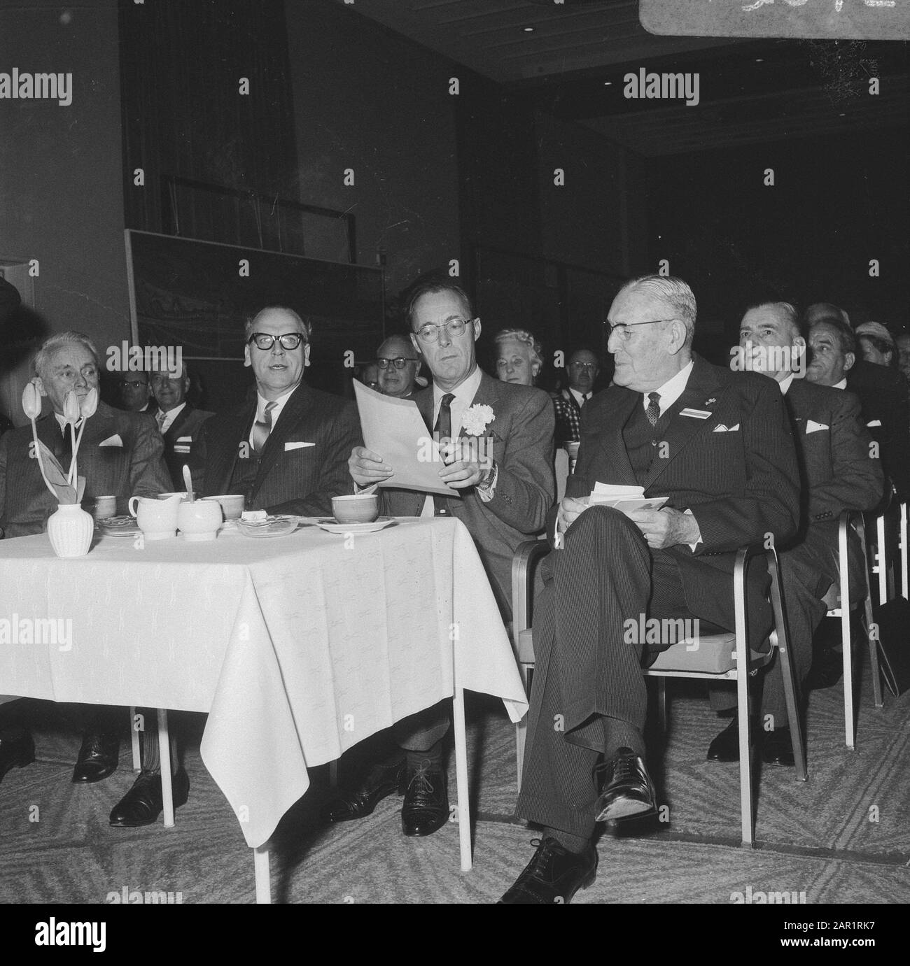 Prins Bernhard eröffnete den AII-Kongress von links Minister Vrolijk, Seine Königliche Hoheit, A. Zimmerman (stellvertretender Vorsitzender ANWB) Datum: 25. April 1966 Schlagwörter: Vizepräsidenten Personenname: Bernhard (Fürst Niederlande), Vrolijk, Maarten, Zimmerman, A. Institutionenname: ANWB Stockfoto