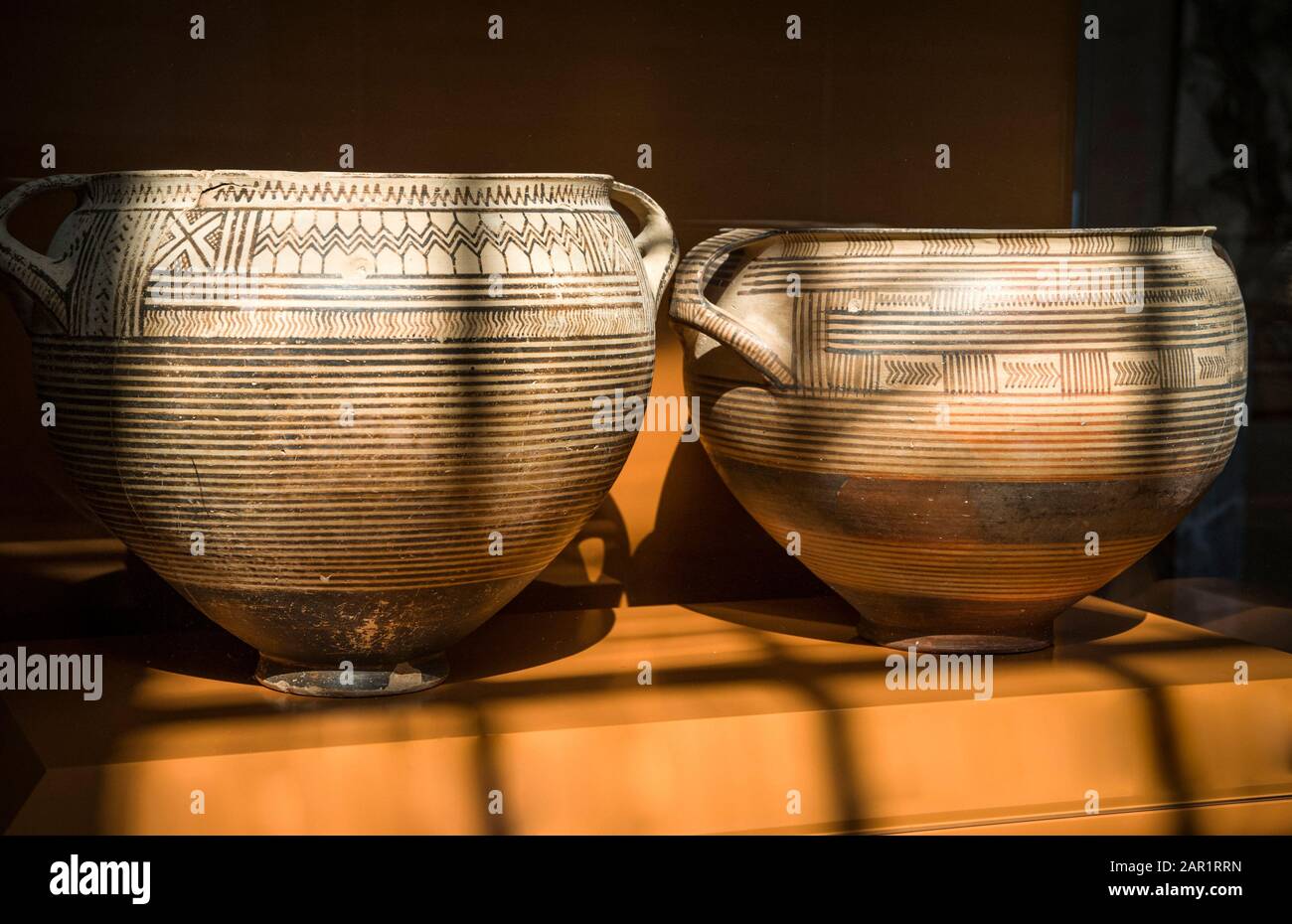 Eine Museumsausstellung von frühgriechischen Keramik, Geometrischen Kratern, Graburnen, von 750-720v. chr. aus Gräbern im Antiken Korinth, Peloponnes, Griechenland. Stockfoto