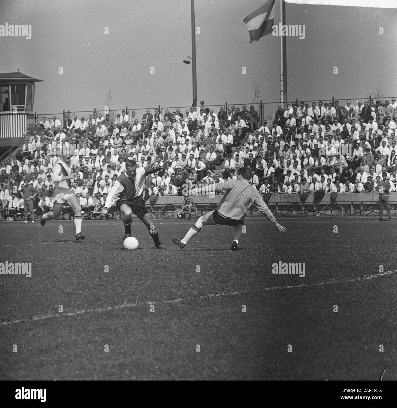 FC Twente gegen Feyenoord, Bild wird drittes Tor erzielen Datum: 1. Mai 1966 Schlagwörter: Tore, Sport, Name der Fußballeinrichtung: FC Twente, Feyenoord Stockfoto