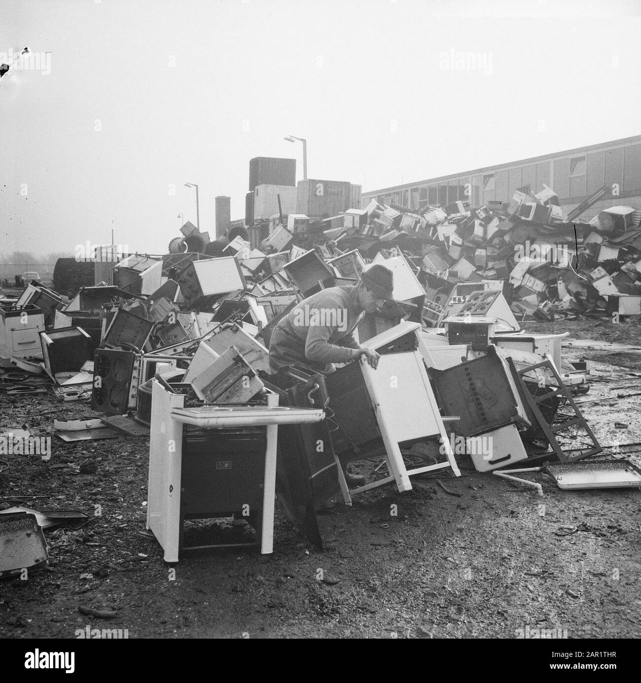 Erdgas in den niederlanden Nach der Umstellung auf Erdgas sind viele alte Gasherde nicht mehr nutzbar. Große alte Herdstapel Datum: 23. November 1966 Stichwörter: Deckel, Erdgas, Abfallentsorgung, Deponien Stockfoto