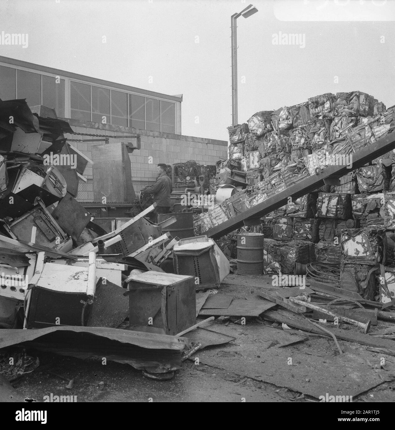 Erdgas in den niederlanden Nach der Umstellung auf Erdgas sind viele alte Gasherde nicht mehr nutzbar. Verarbeitung von Herden in Schrott Datum: 23. November 1966 Stichwörter: Erdgas, Abfallentsorgung, Deponien Stockfoto