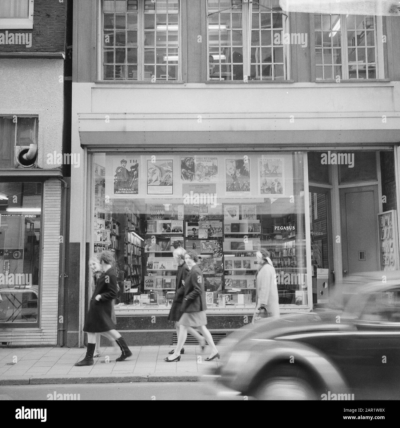 Der CPN-Parteivorstand hat Maßnahmen gegen die Buchhandlung Pegasus in Leidsestraat getroffen Datum: 3. April 1967 Schlüsselwörter: Buchhandlungen Stockfoto