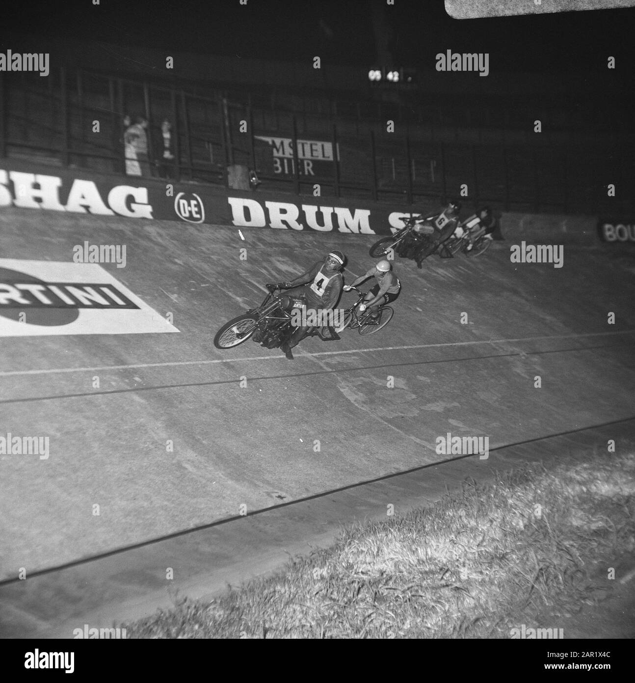 Weltmeisterschaft Radeln, zweite Serie Pfropfenruder. A. Pellegrini (Italien) mit Schrittmacher Lorenzetti in Aktion Datum: 24. August 1967 Ort: Italien Schlagwörter: Bahnradsport, Name der Sportperson: Lorenzetti, [...], Pellegrini, A. Stockfoto