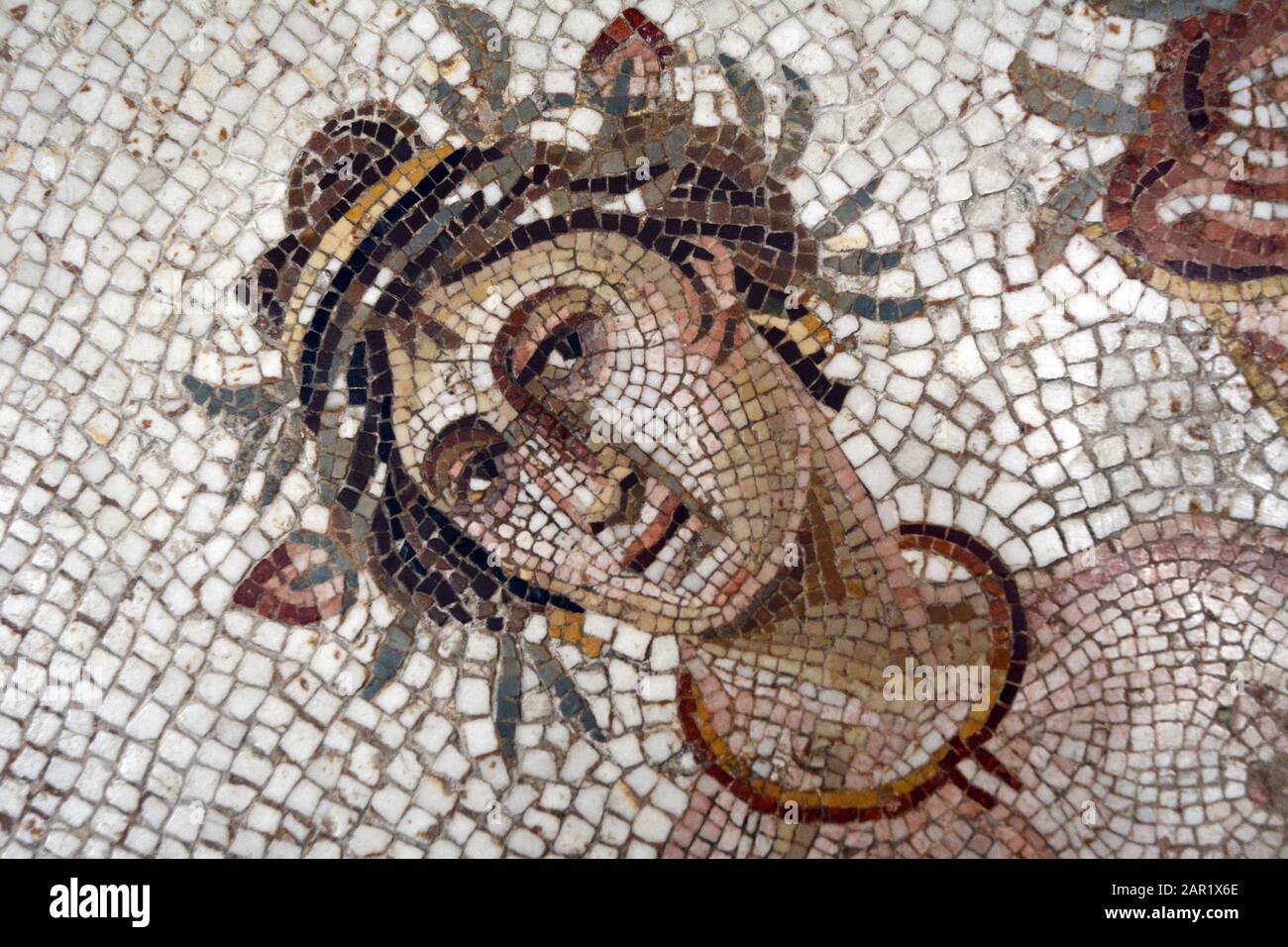 Eine Frau vom "Triumph des Neptun", ein römisches Mosaik aus La Chebba, Tunesien, 2. Jahrhundert nach Christus, ausgestellt im Bardo National Museum, Tunis, Tunesia. Stockfoto