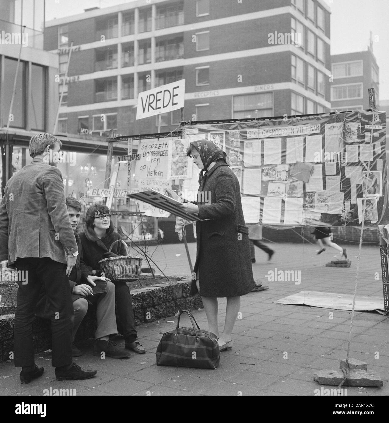 Vietnam-Demonstration in Rotterdam. Hier im amerikanischen Konsulat in der Hoogstraat Datum: 22. Dezember 1967 Ort: Rotterdam, Vietnam Schlüsselwörter: Konsulate Stockfoto