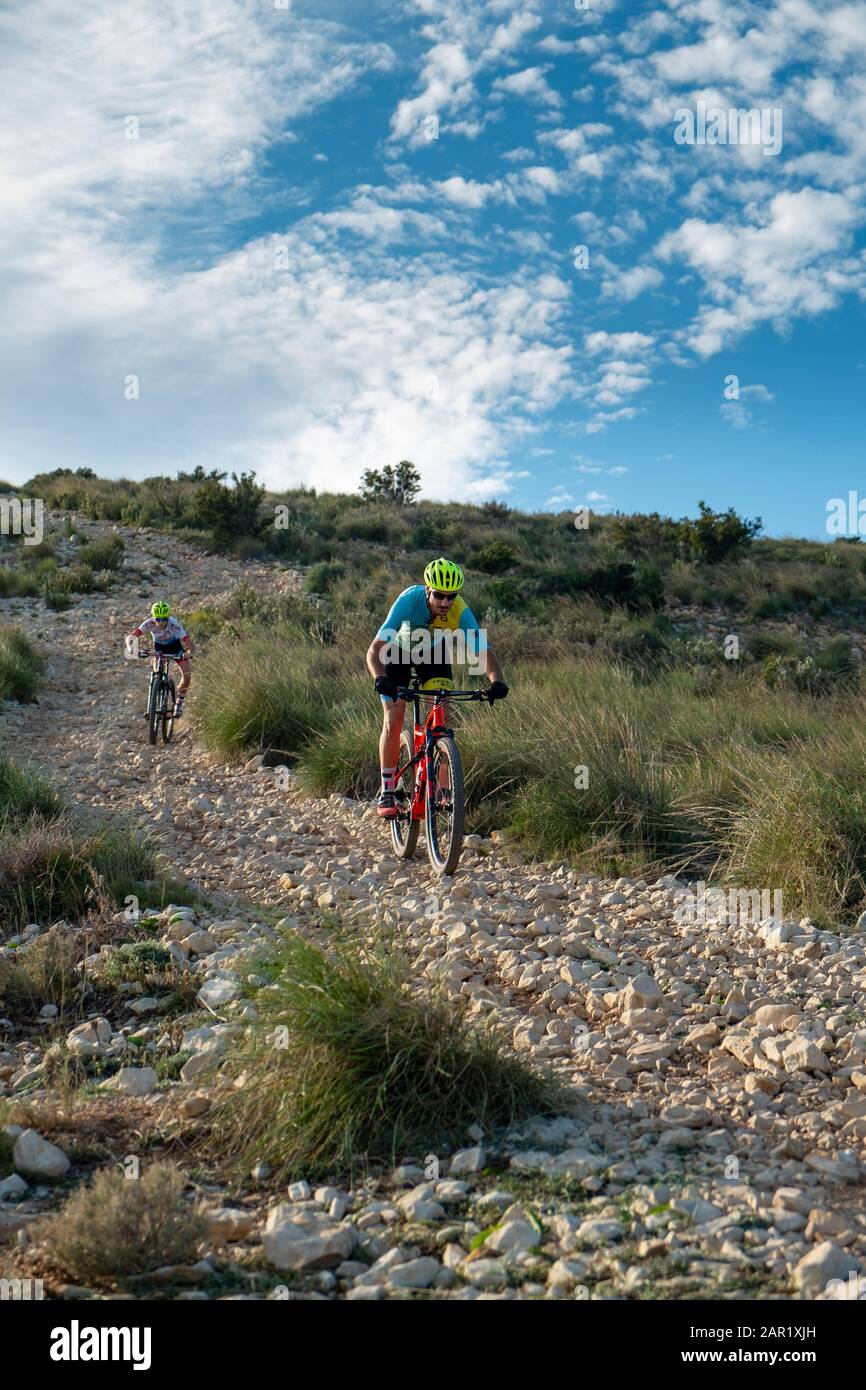 Zwei Mountainbikes auf dem Hügel, Sierra Cortina, Benidorm, Provinz Alicante, Spanien Stockfoto