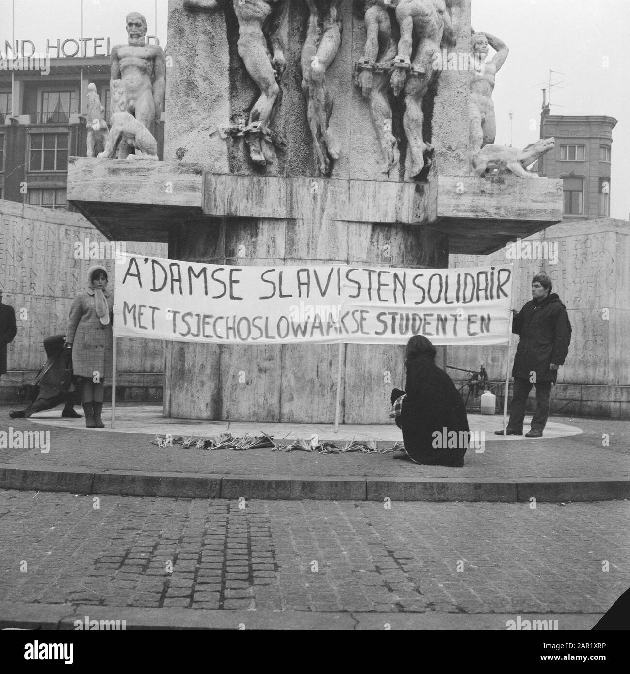 Studenten in Slavischer Sprache demonstrieren am Nationaldenkmal in Solidarität mit Tschechen Datum: 24. Januar 1969 Ort: Tschechische Republik Schlüsselwörter: Studenten, Demonstrationen, Denkmäler: Mieremet, Rob/Anefo Stockfoto
