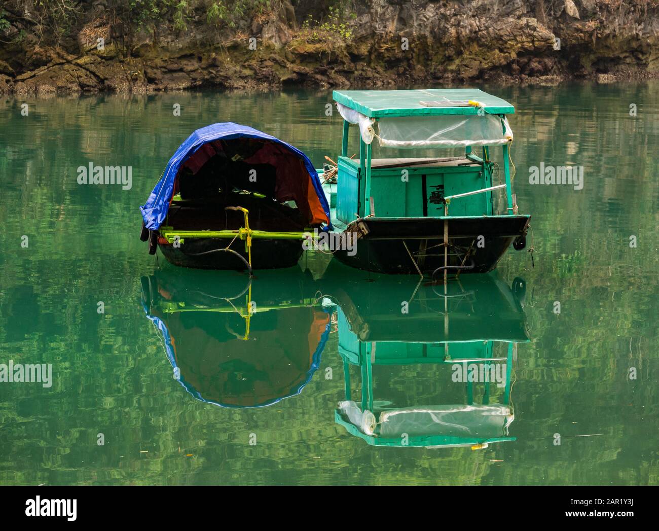 Coracles in Bay, Cat Ba Island, Lan ha Bay, Vietnam, Asien Stockfoto