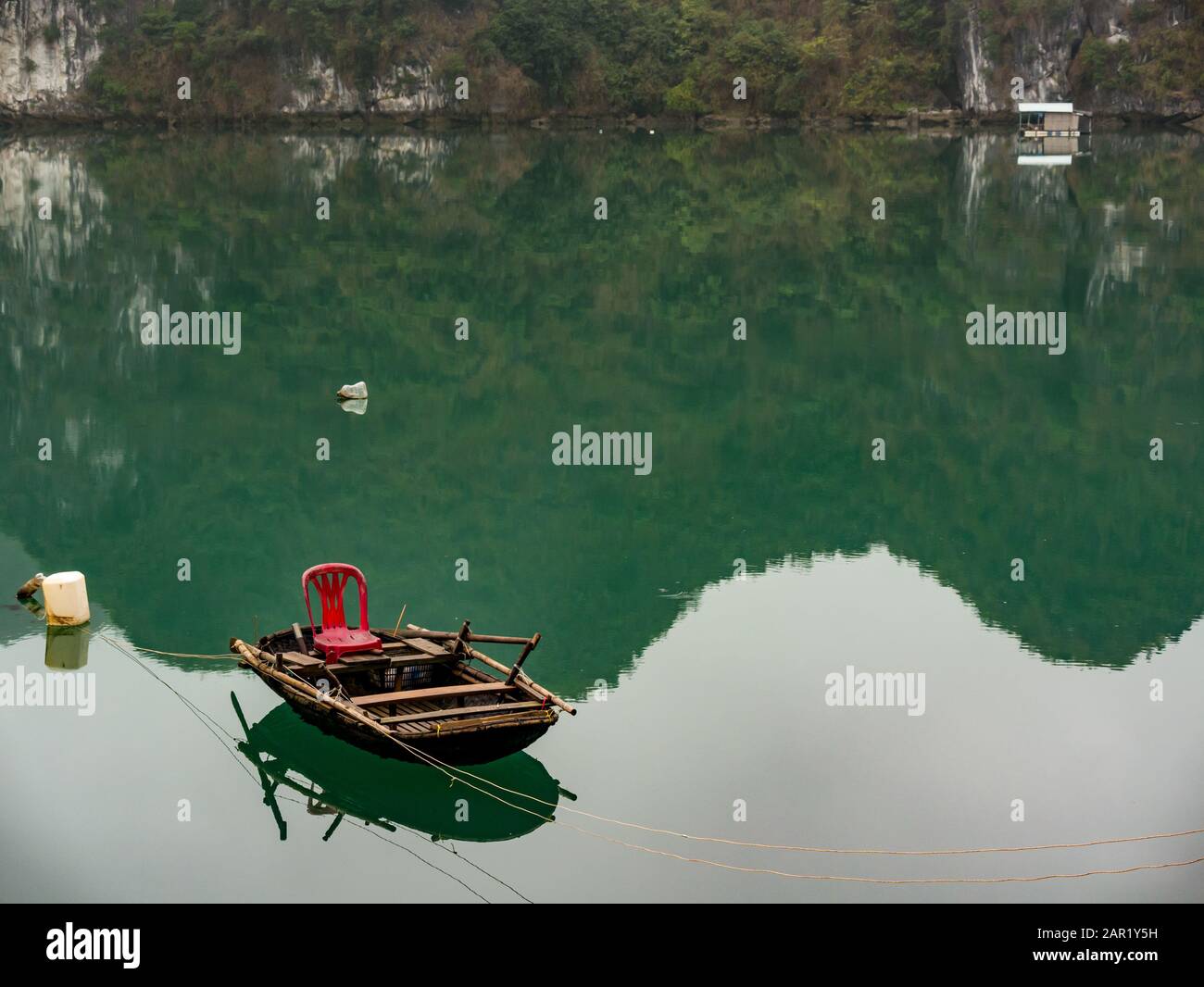 Coracle mit Kunststoffsitz in Bay, Cat Ba Island, Lan ha Bay, Vietnam, Asien Stockfoto