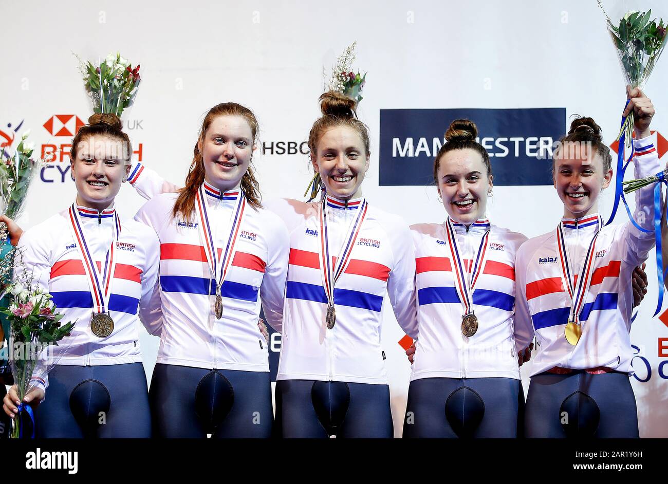 Team Breeze Riders Jenny Holle, Anna Docherty, Josie Knight, Ella Barnwell und Anna Shackley mit ihren Medaillen, nachdem sie das Finale der Verfolgung der weiblichen Mannschaft gewonnen hatten, während des zweiten Tages der HSBC UK National Track Meisterschaften im National Cycling Center, Manchester. Stockfoto