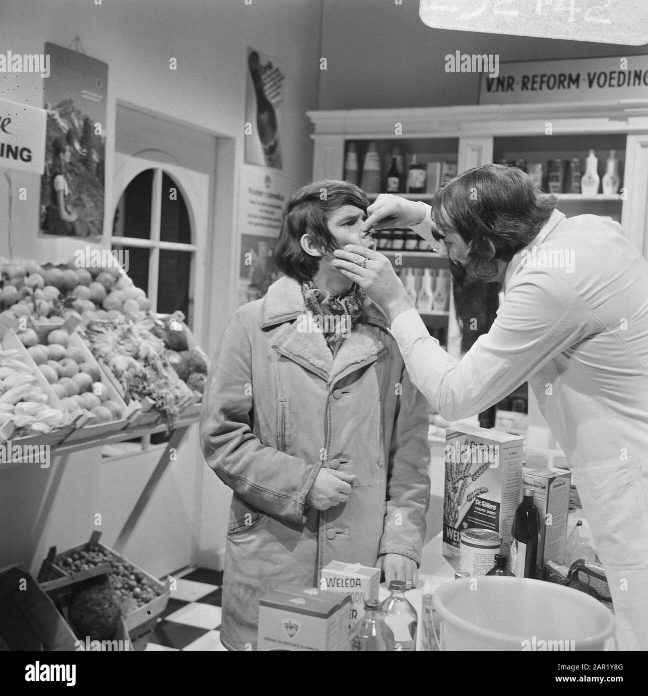 TV-Show von Vara Hadimassa. Kees van Kooten (links) und Wim de BIE in Szene Datum: 3. Februar 1970 Schlagwörter: TV-Programme persönlicher Name: BIE, Wim de, Koos, Kees van Stockfoto