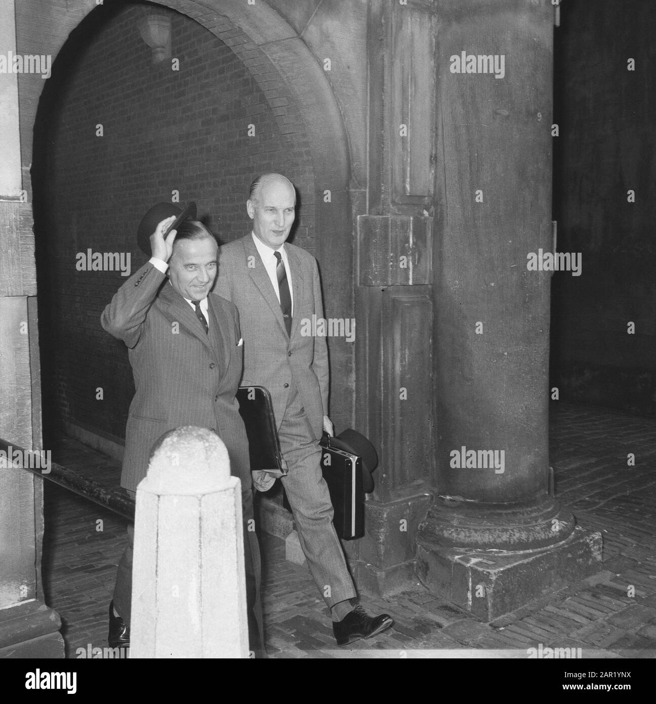 Regierungskrise 1966 Verteidigungsminister Piet de Jong (KVP) und Minister ohne Portfolio Theo Bot (KVP) treffen zum letzten Treffen des Ministerrates am Binnenhof ein Datum: 14. Oktober 1966 Ort: Den Haag, Zuid-Holland Schlüsselwörter: Minister, Politik, Regierungskrisen Personenname: Bot, Theo, Jong, Piet de Stockfoto