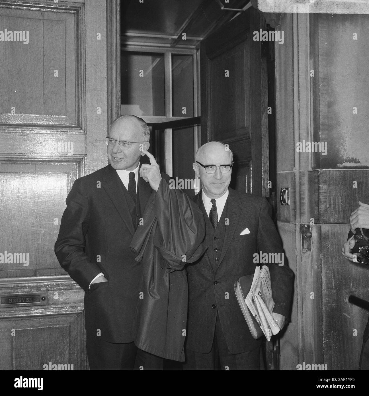 Regierungskrise 1966 Finanzministerin Anne Vondeling (PvdA) und Justizminister Ivo Samkalden (PvdA) treffen zum letzten Treffen des Ministerrates am Binnenhof ein Datum: 14. Oktober 1966 Ort: Den Haag, Zuid-Holland Schlüsselwörter: Ministerresidenten, Politik, Regierungskrisen persönlicher Name: Samkalden, Ivo, Vondeling, Anne Stockfoto