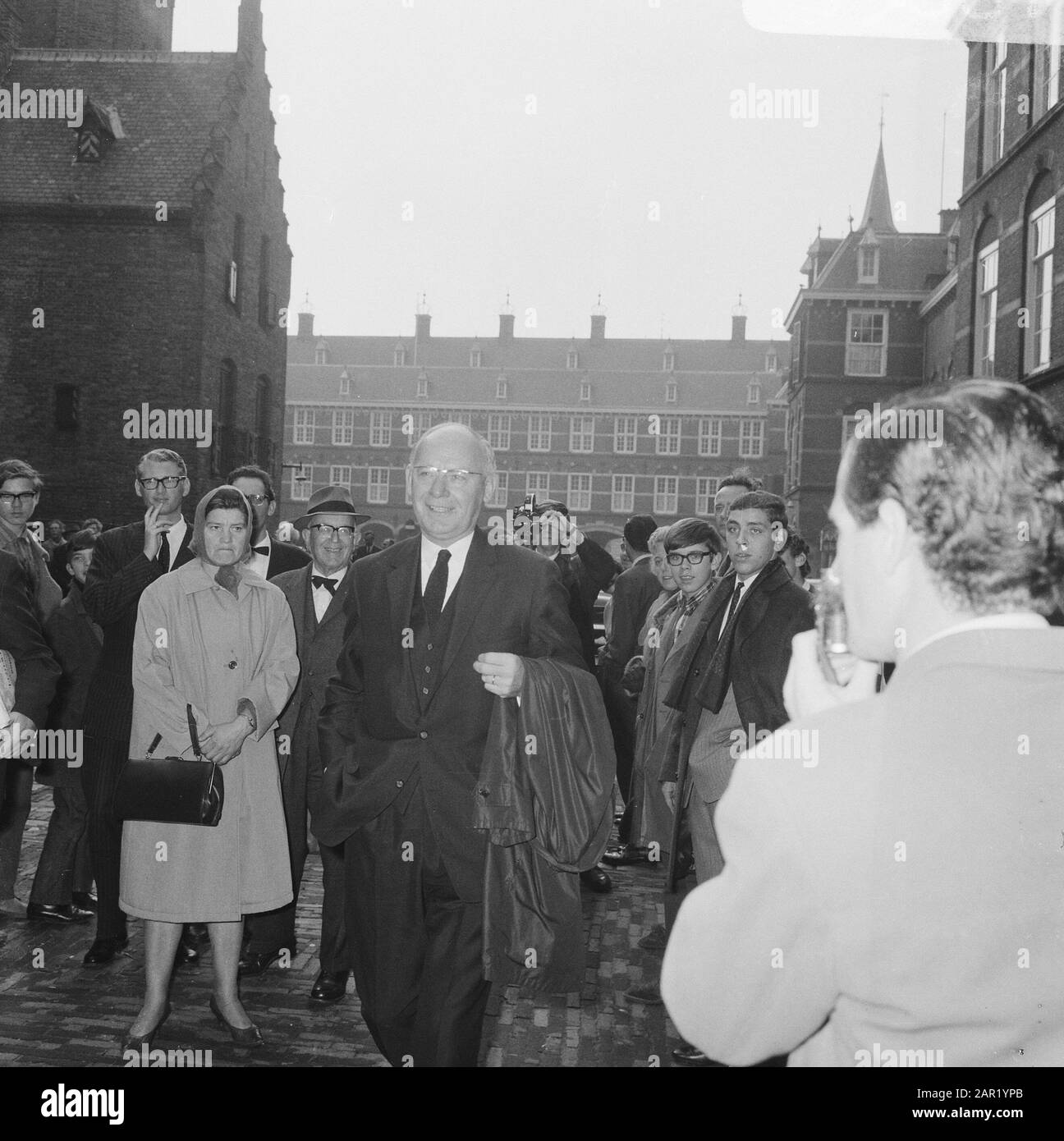 Regierungskrise 1966 Finanzministerin Anne Vondeling (PvdA) kommt vor der letzten Sitzung des Ministerrates am Binnenhof Datum: 14. Oktober 1966 Standort: Den Haag, Zuid-Holland Schlüsselwörter: Minister, Politik, Regierungskrisen Personenname: Vondeling, Anne Stockfoto
