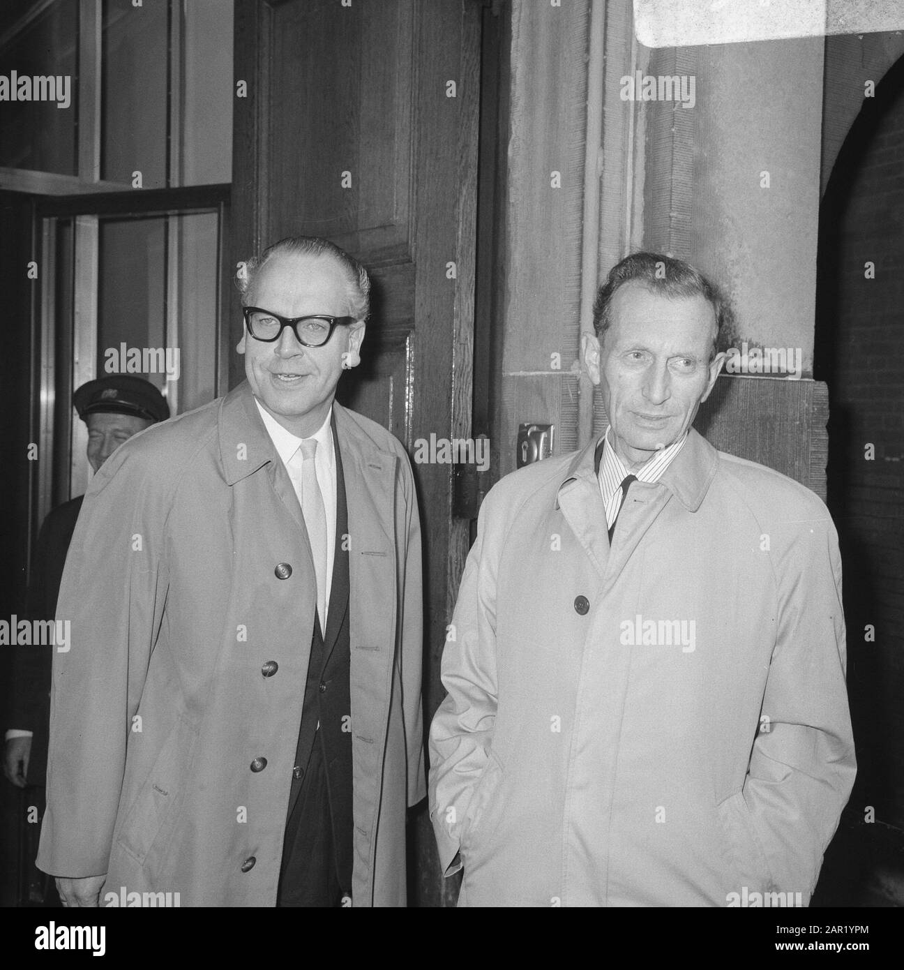 Regierungskrise 1966 Minister für Kultur, Erholung und soziale Arbeit Maarten Vrolijk (PvdA) und Verkehrsminister Ko Suurhof (PvdA) treffen zum letzten Treffen des Ministerrates am Binnenhof ein Datum: 14. Oktober 1966 Ort: Den Haag, Zuid-Holland Schlüsselwörter: Minister, Politik, Regierungskrisen Personenname: Suurhoff, Ko, Vrolijk, Maarten Stockfoto